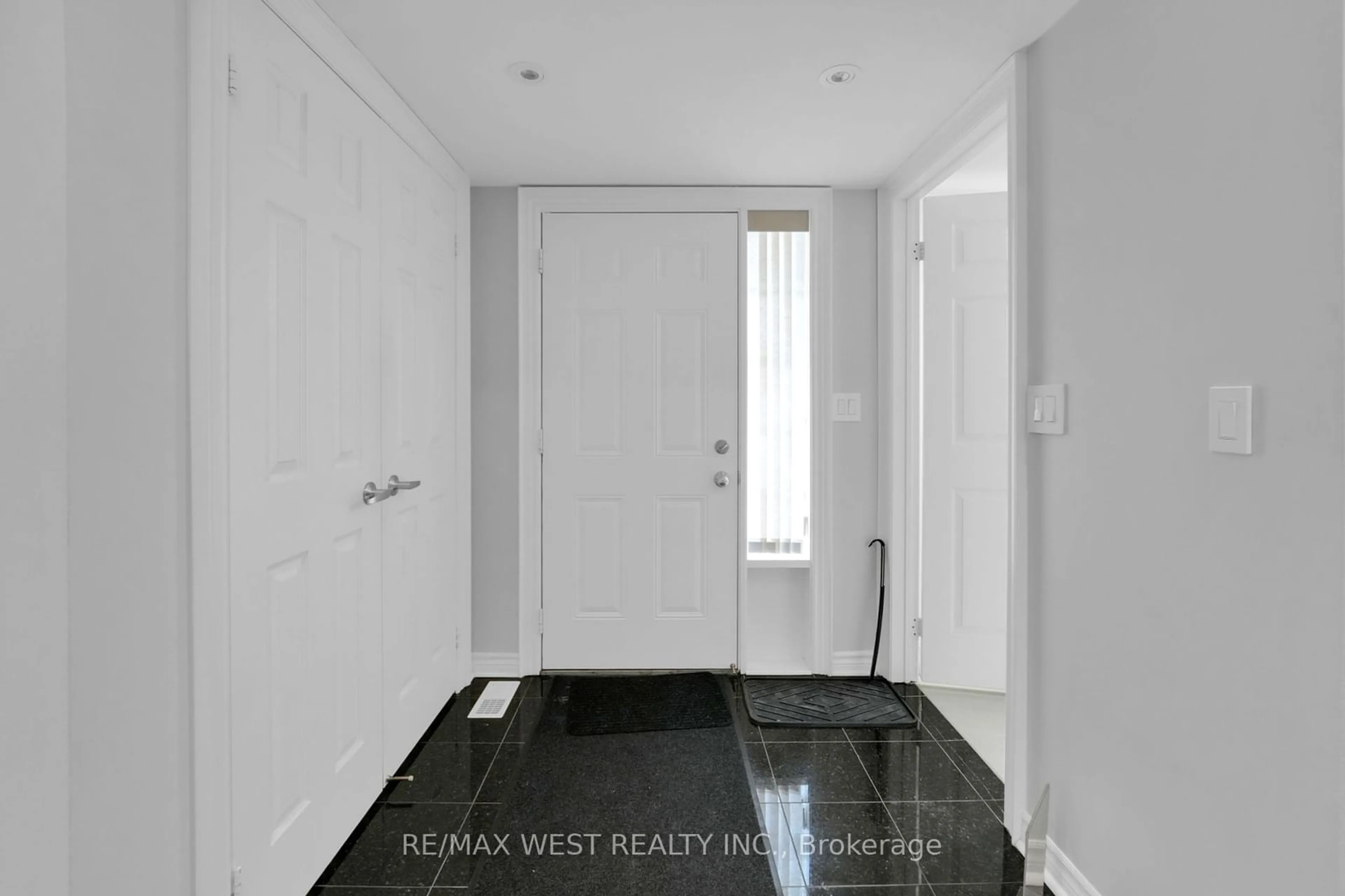 Indoor entryway for 4753 Highway 7, Vaughan Ontario L4L 1S6