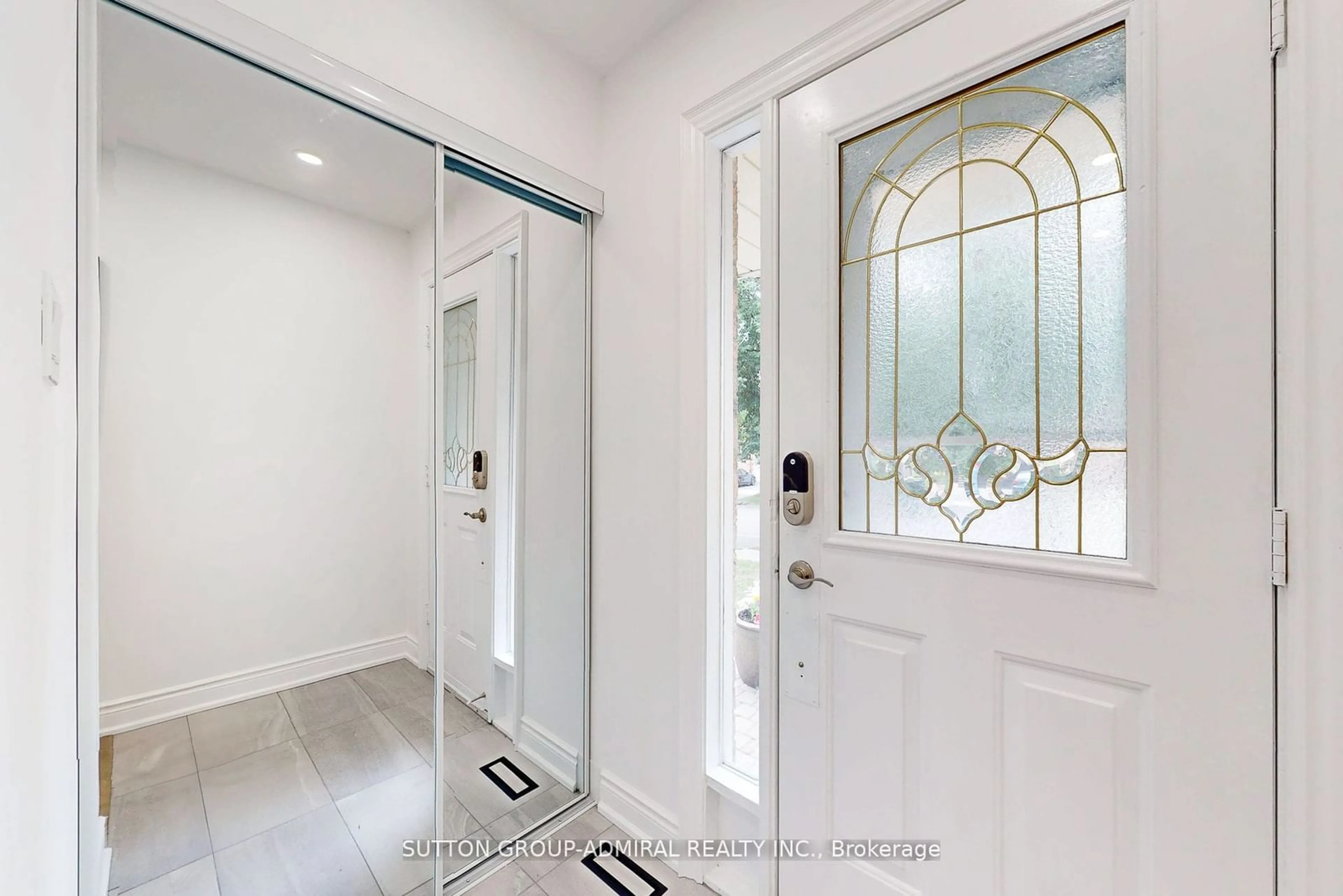 Indoor entryway for 151 Chelwood Dr, Vaughan Ontario L4J 7C6