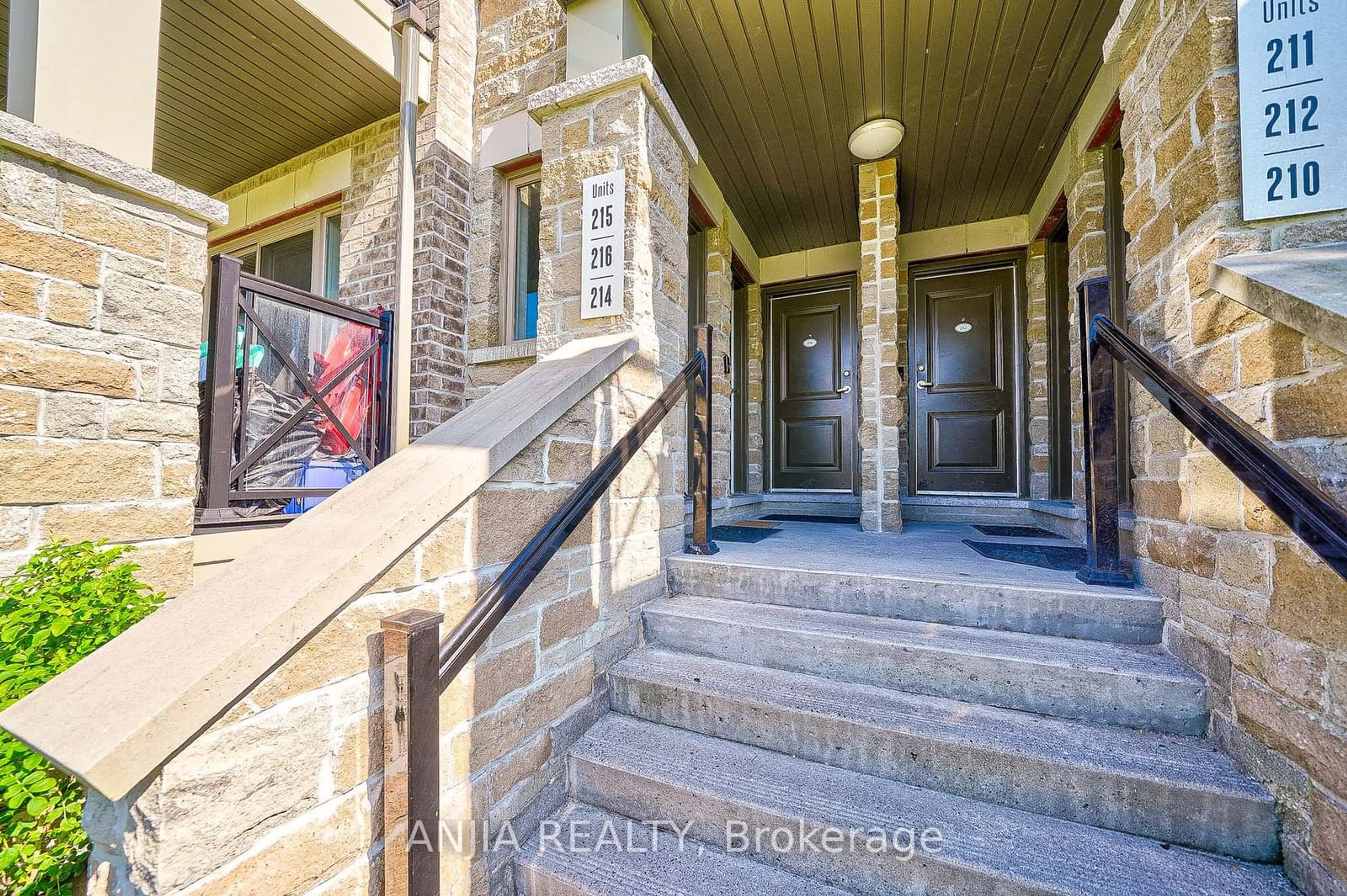 Indoor entryway for 10 Dunsheath Way #216, Markham Ontario L6B 1N3