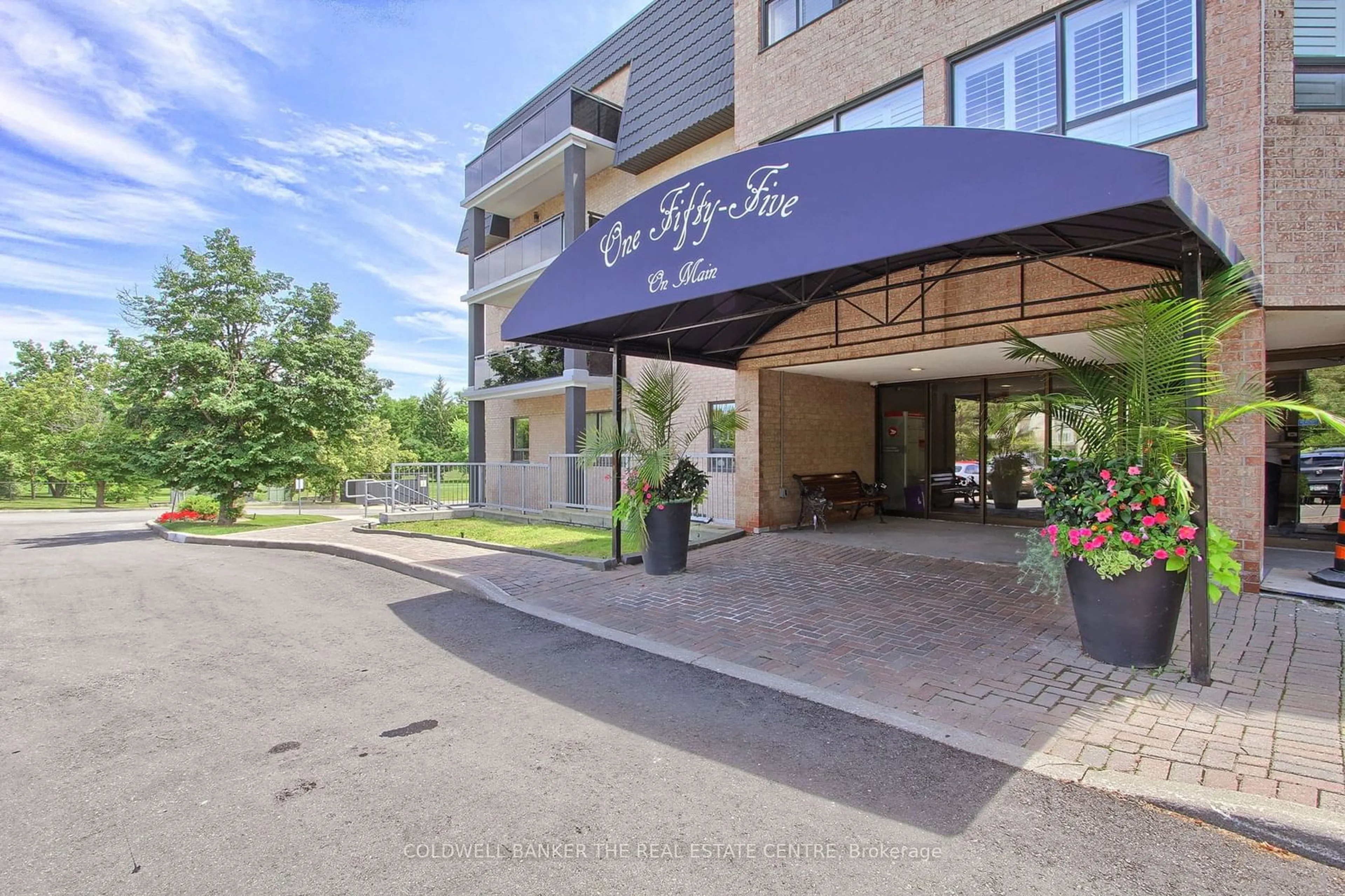 Indoor foyer for 155 Main St #128, Newmarket Ontario L3Y 8C2