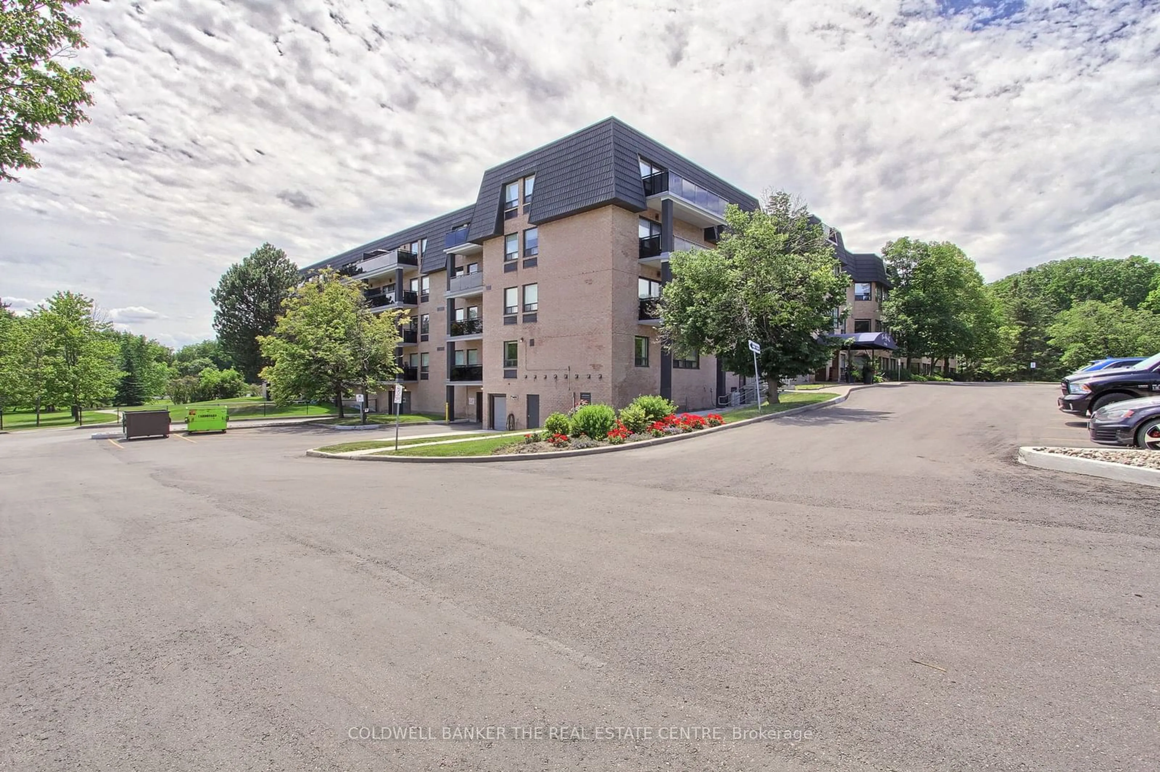 A pic from exterior of the house or condo for 155 Main St #128, Newmarket Ontario L3Y 8C2