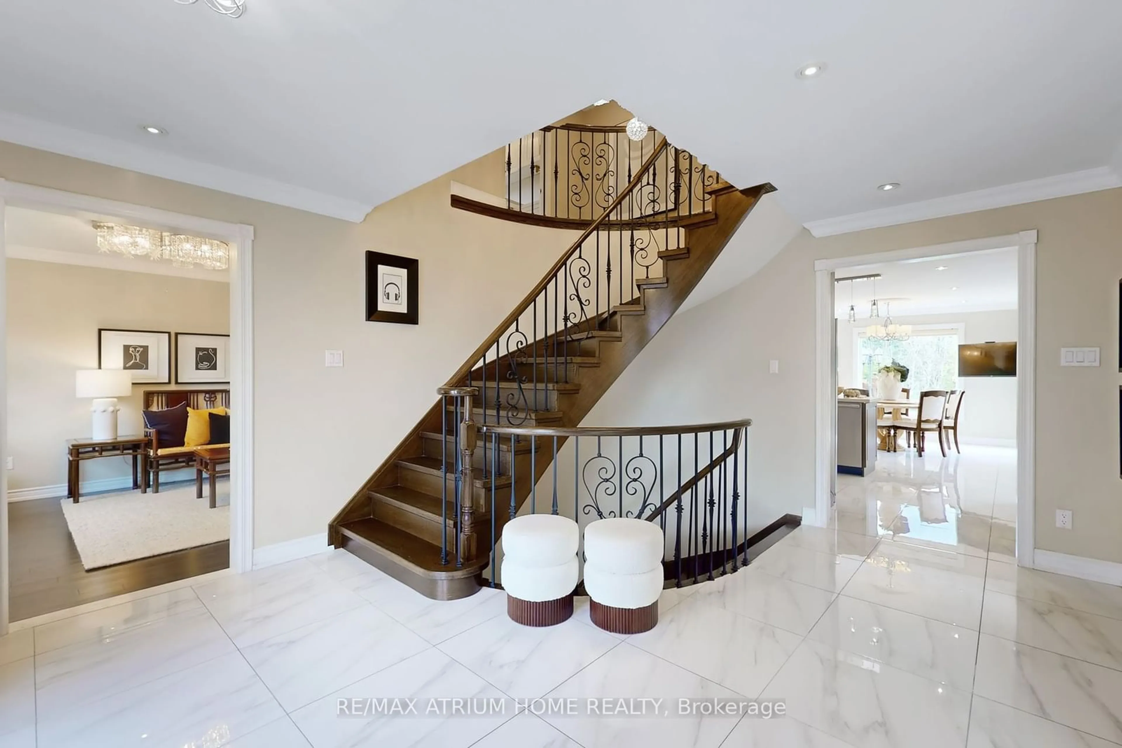 Stairs for 122 Thompson Dr, East Gwillimbury Ontario L9N 1E1