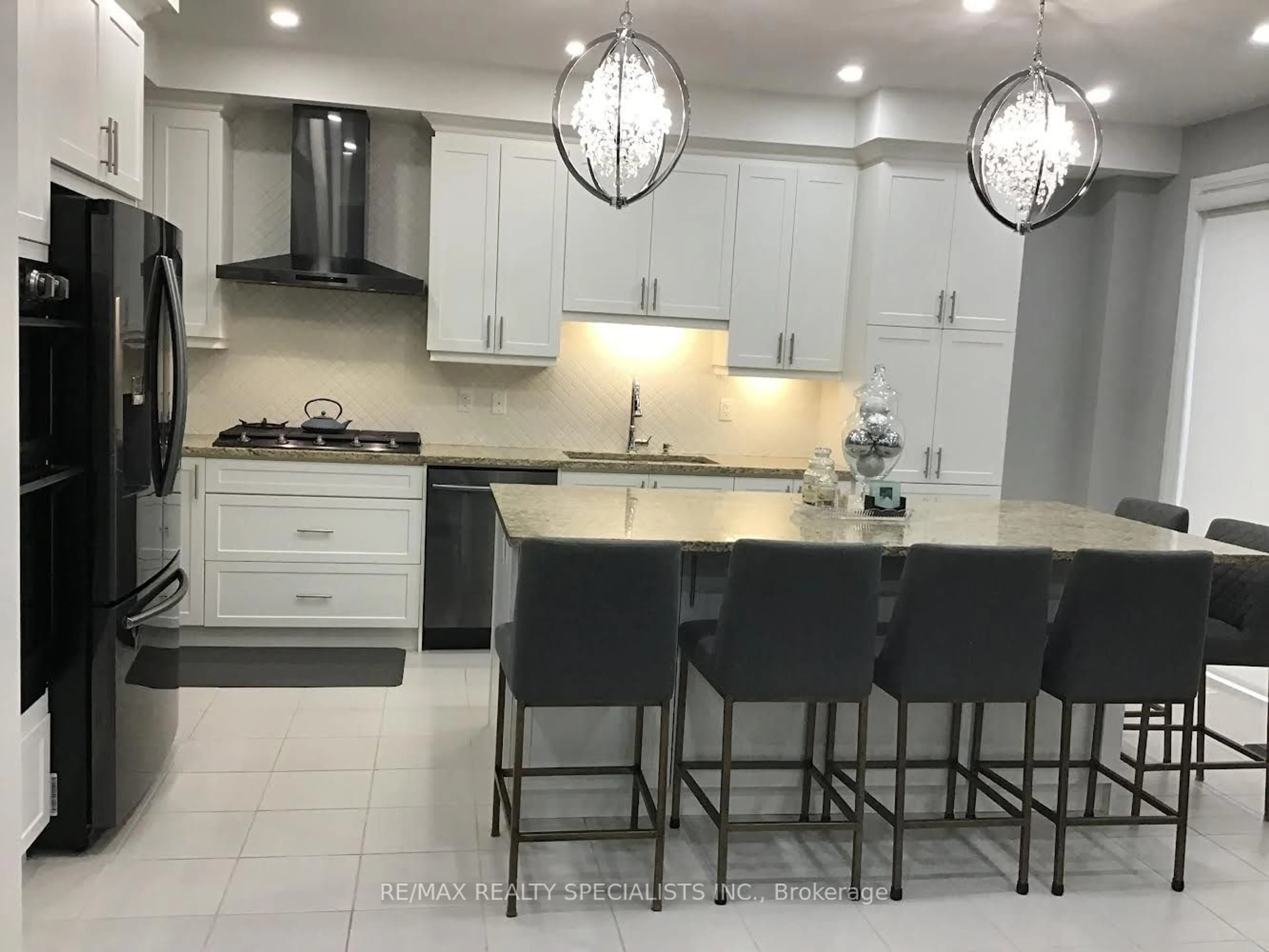 Contemporary kitchen for 220 Eight Ave, New Tecumseth Ontario L9R 0H8