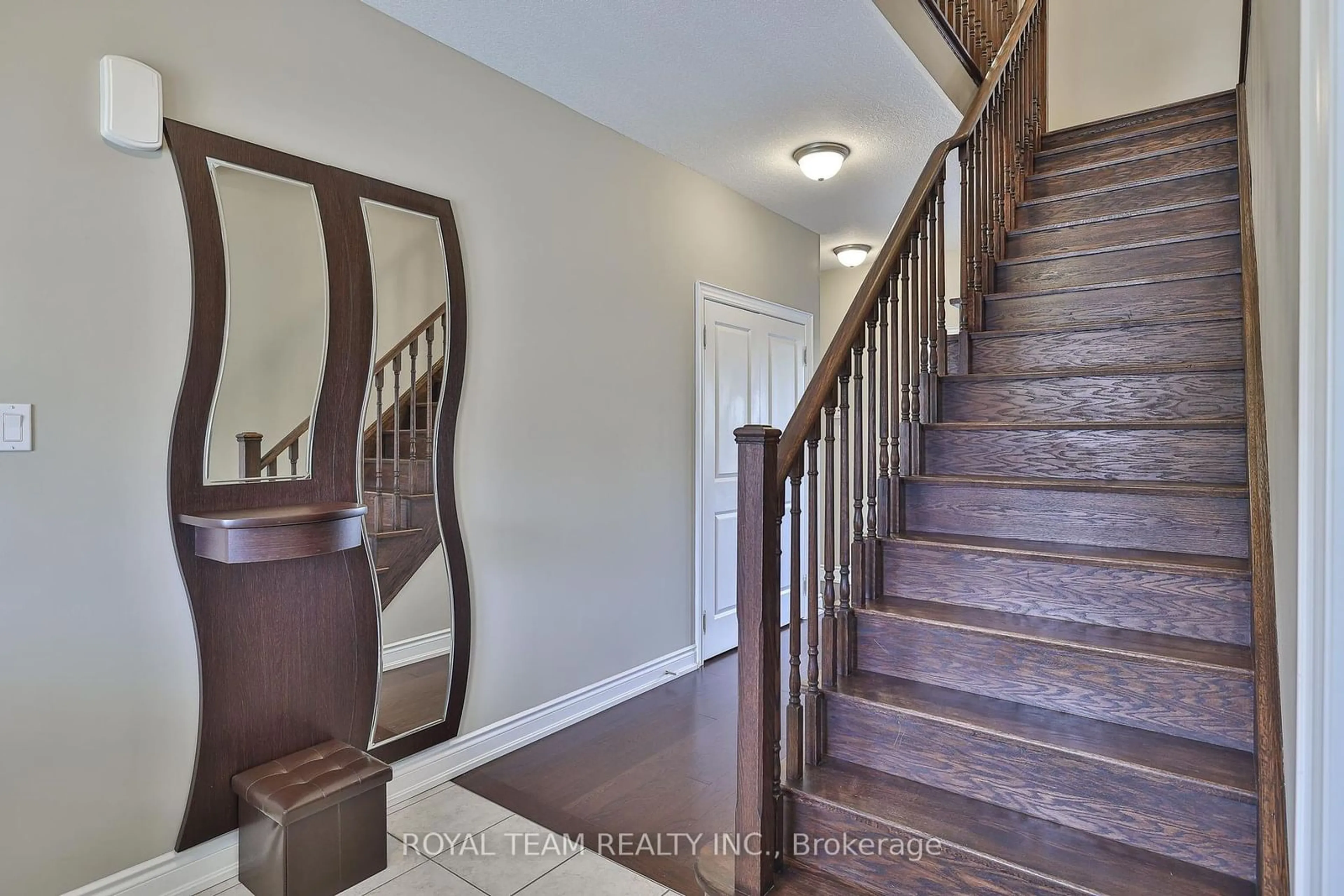 Indoor entryway for 19 Richmond Park Dr, Georgina Ontario L4P 0H2