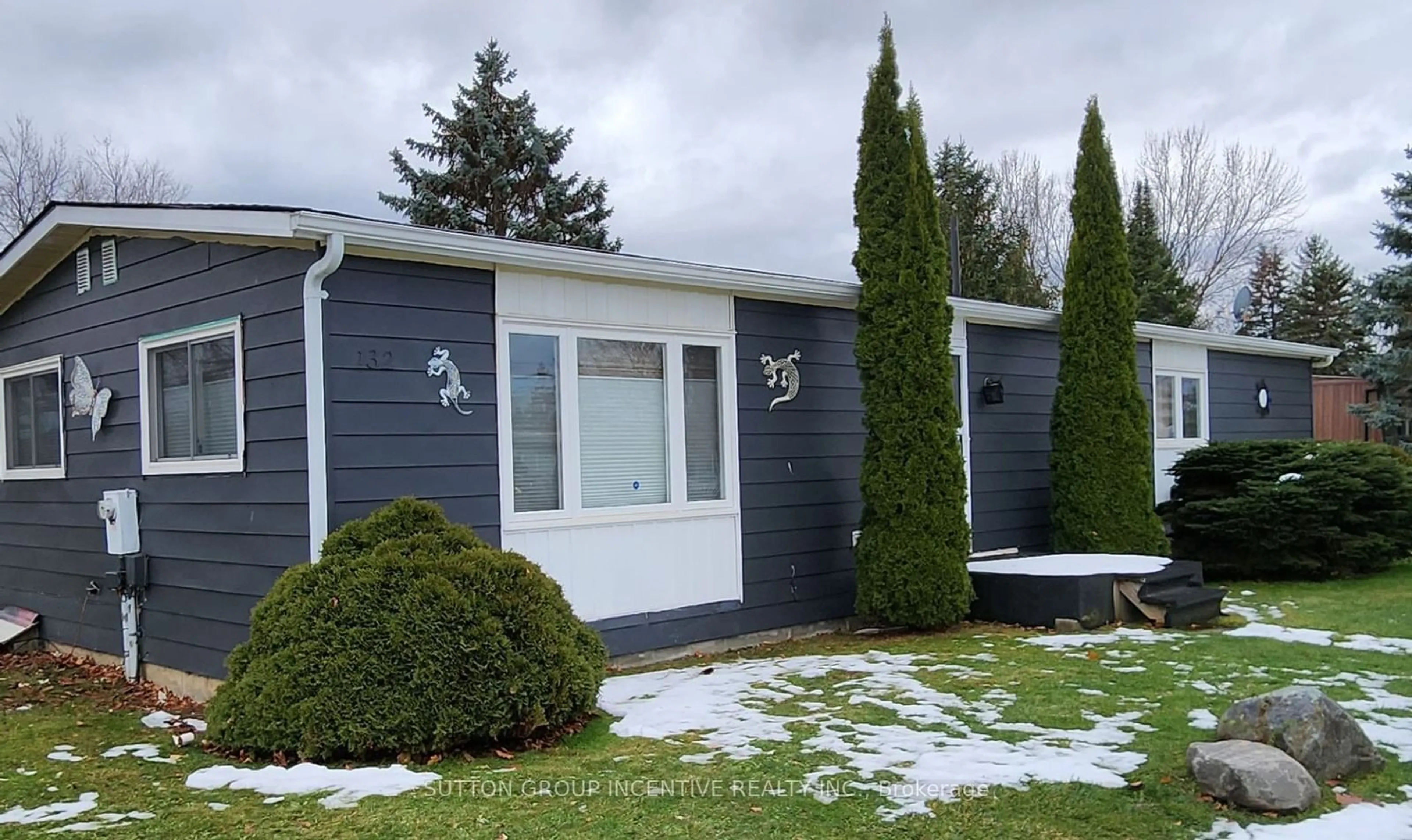 Home with vinyl exterior material for 132 Roxanna Dr, Georgina Ontario L0E 1R0