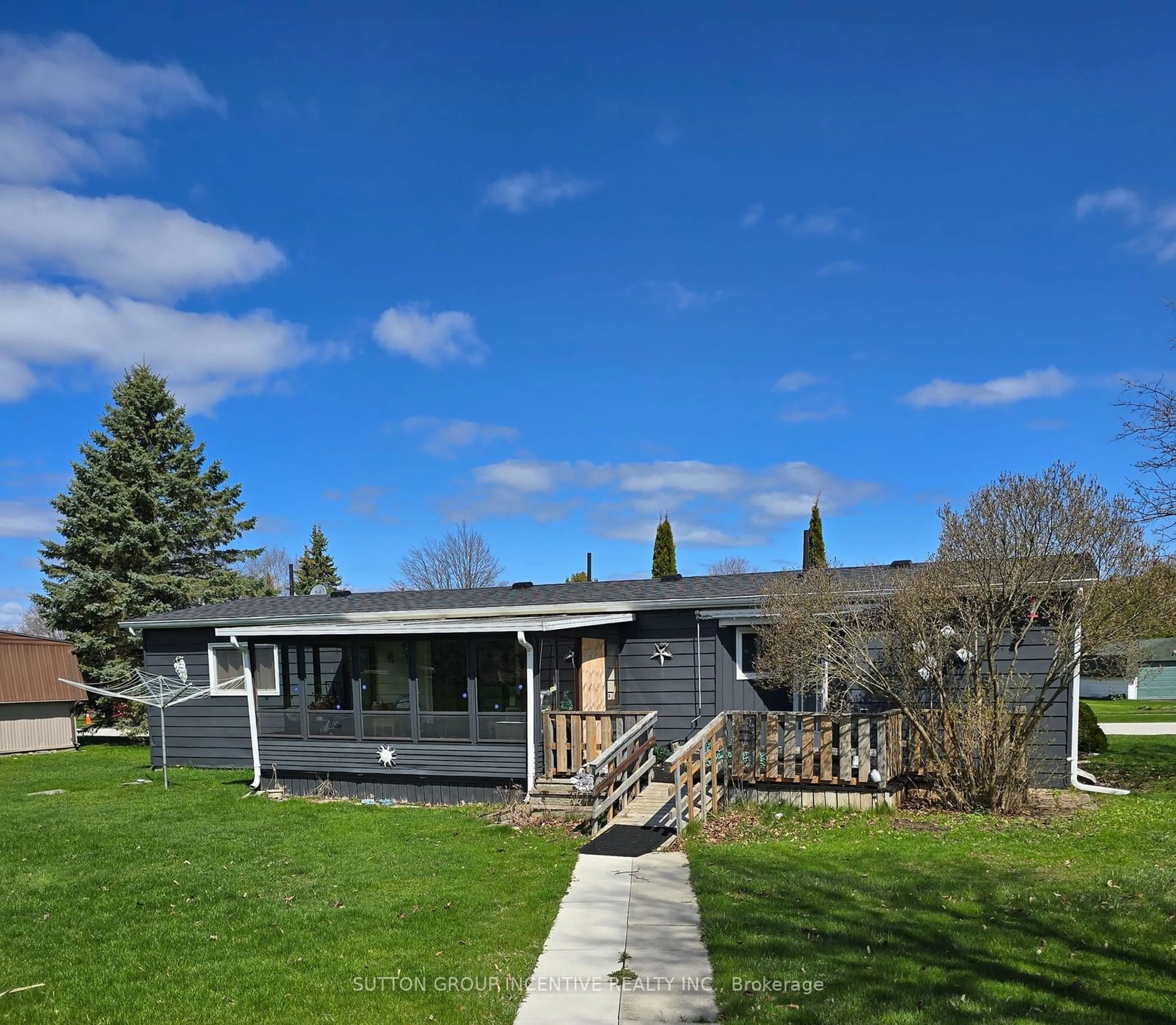 Frontside or backside of a home for 132 Roxanna Dr, Georgina Ontario L0E 1R0