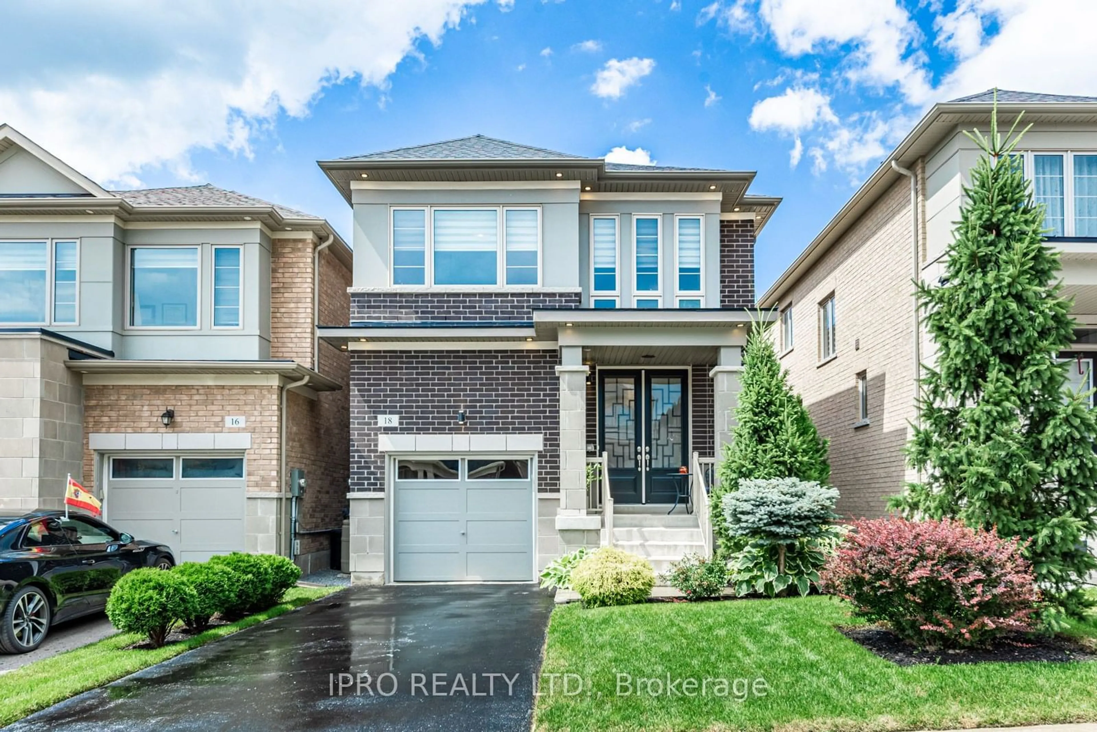 Home with brick exterior material for 18 Falconridge Terr, East Gwillimbury Ontario L9N 0R2