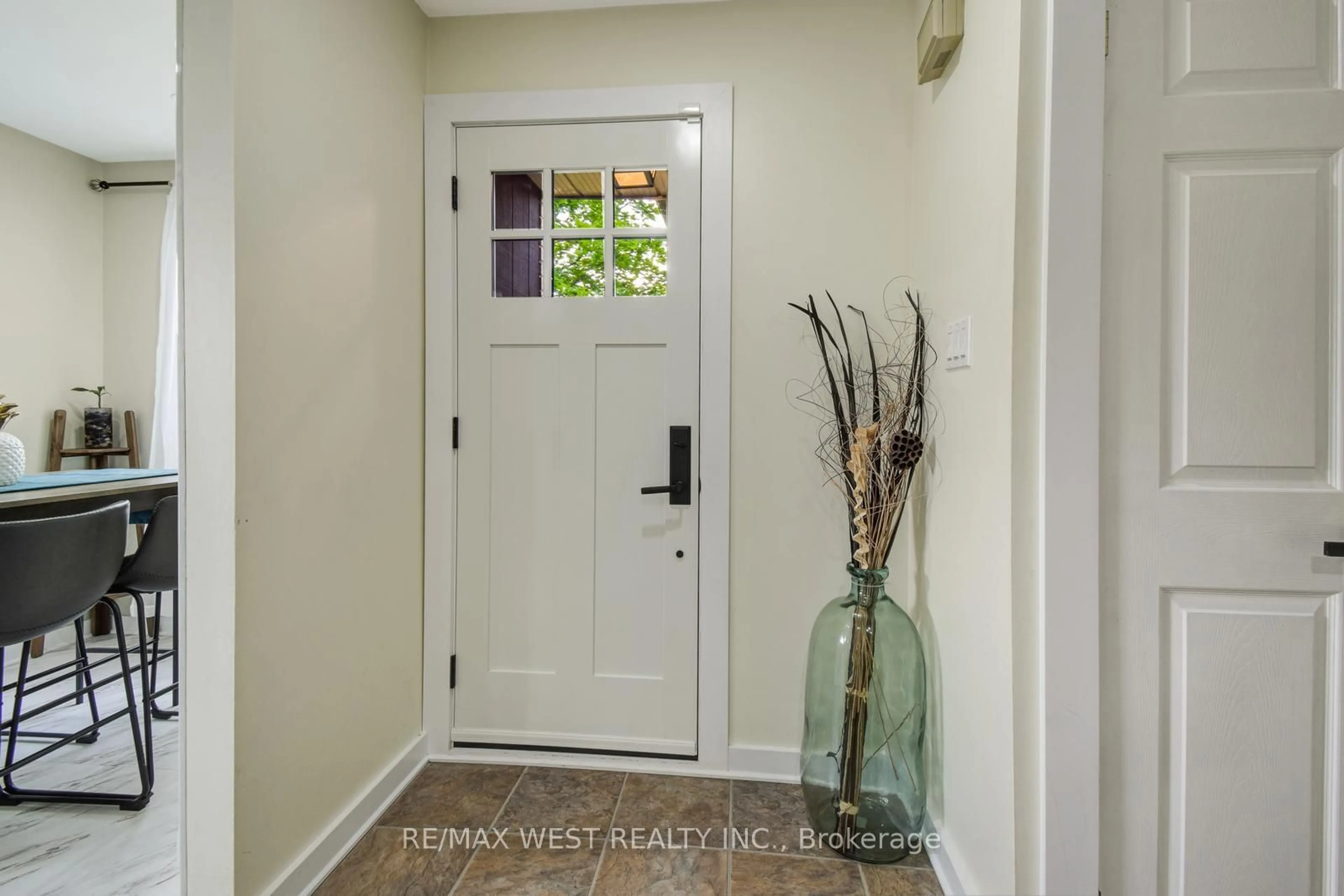 Indoor entryway for 405 Maplegrove Ave, Bradford West Gwillimbury Ontario L3Z 1V8