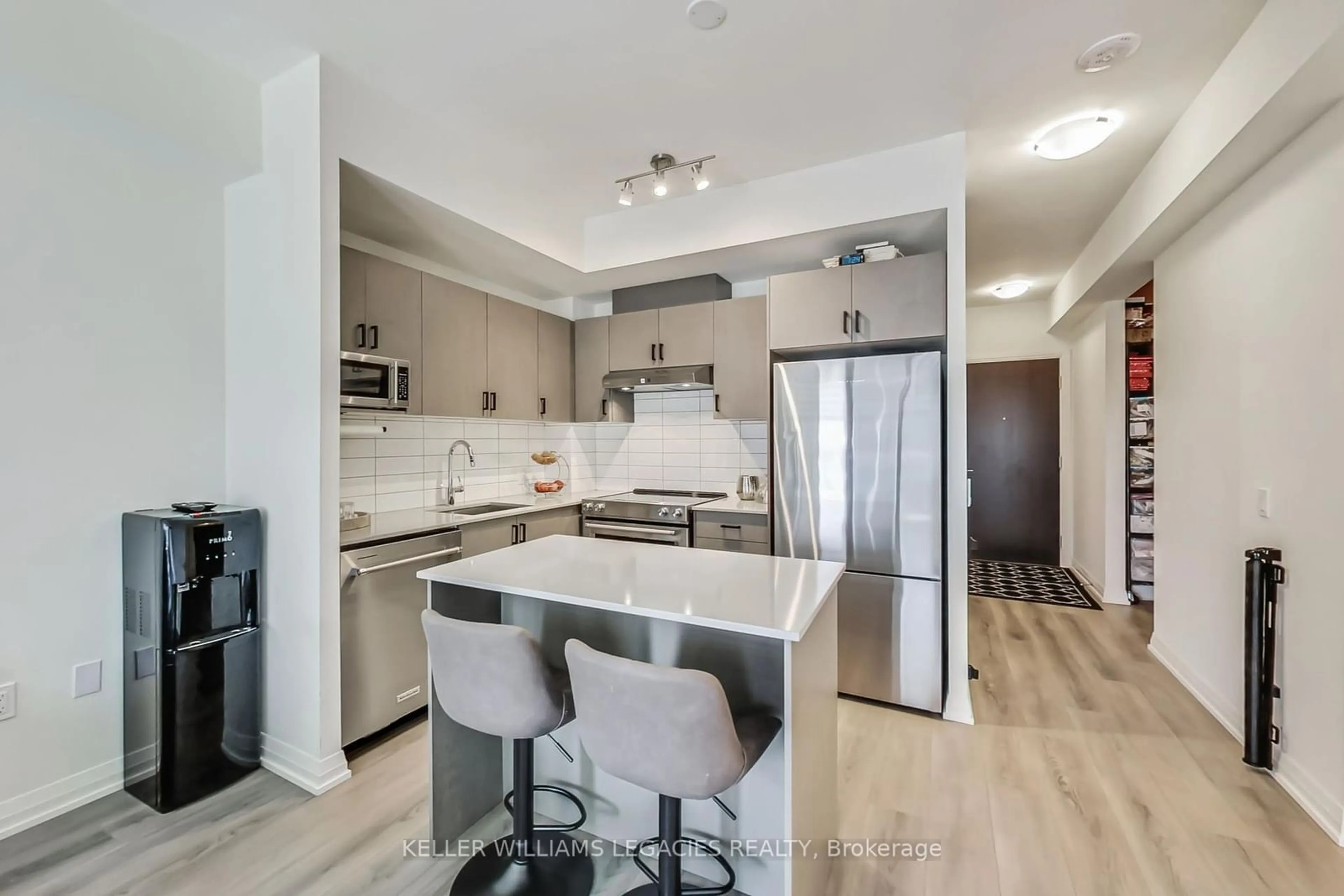 Contemporary kitchen for 9000 Jane Street Rd #323, Vaughan Ontario L4K 0M6