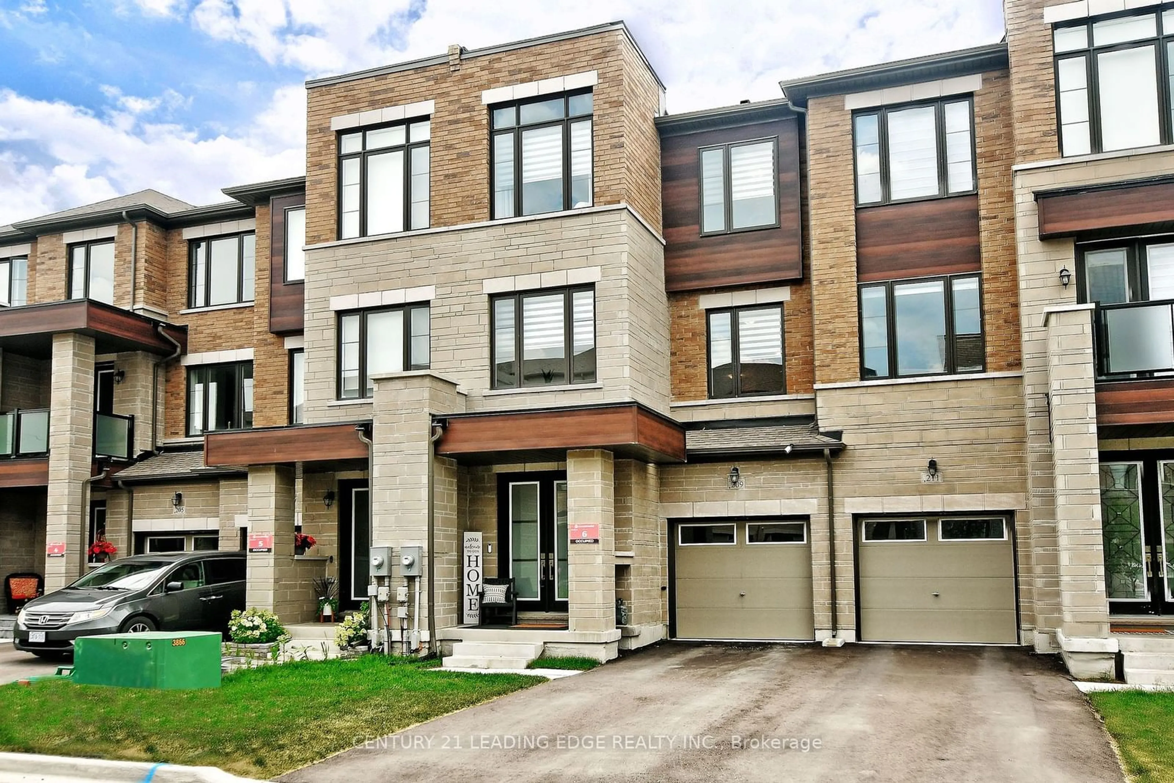 A pic from exterior of the house or condo for 209 Vermont Ave, Newmarket Ontario L3X 0M7