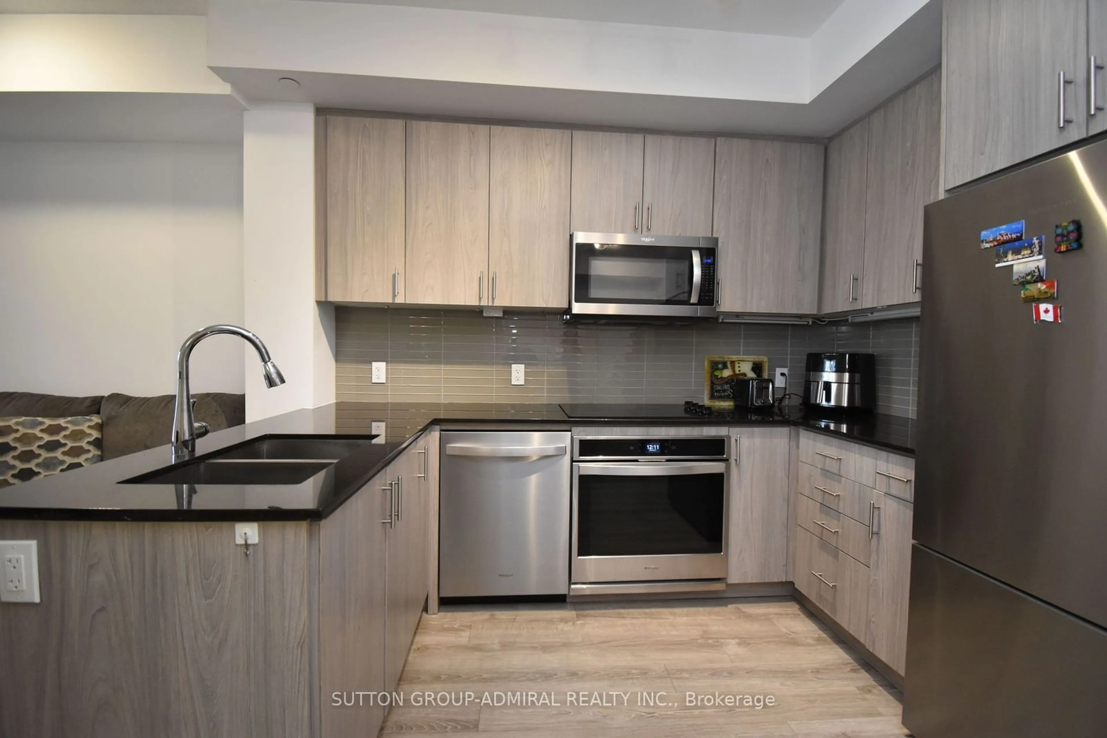 Standard kitchen for 9618 Yonge St #301, Richmond Hill Ontario L4C 0X5