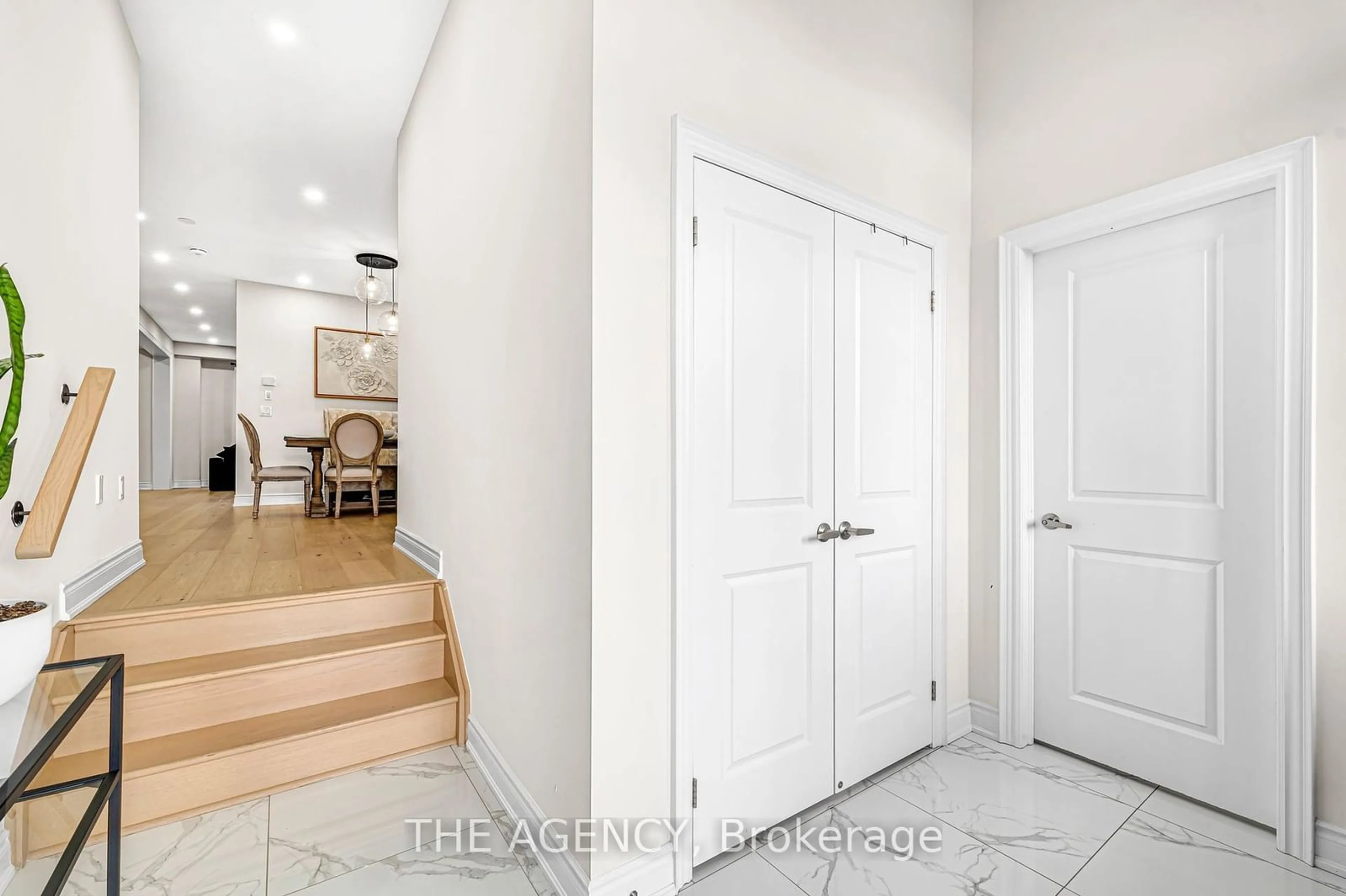 Indoor entryway for 1404 Lawson St, Innisfil Ontario L9S 0N7