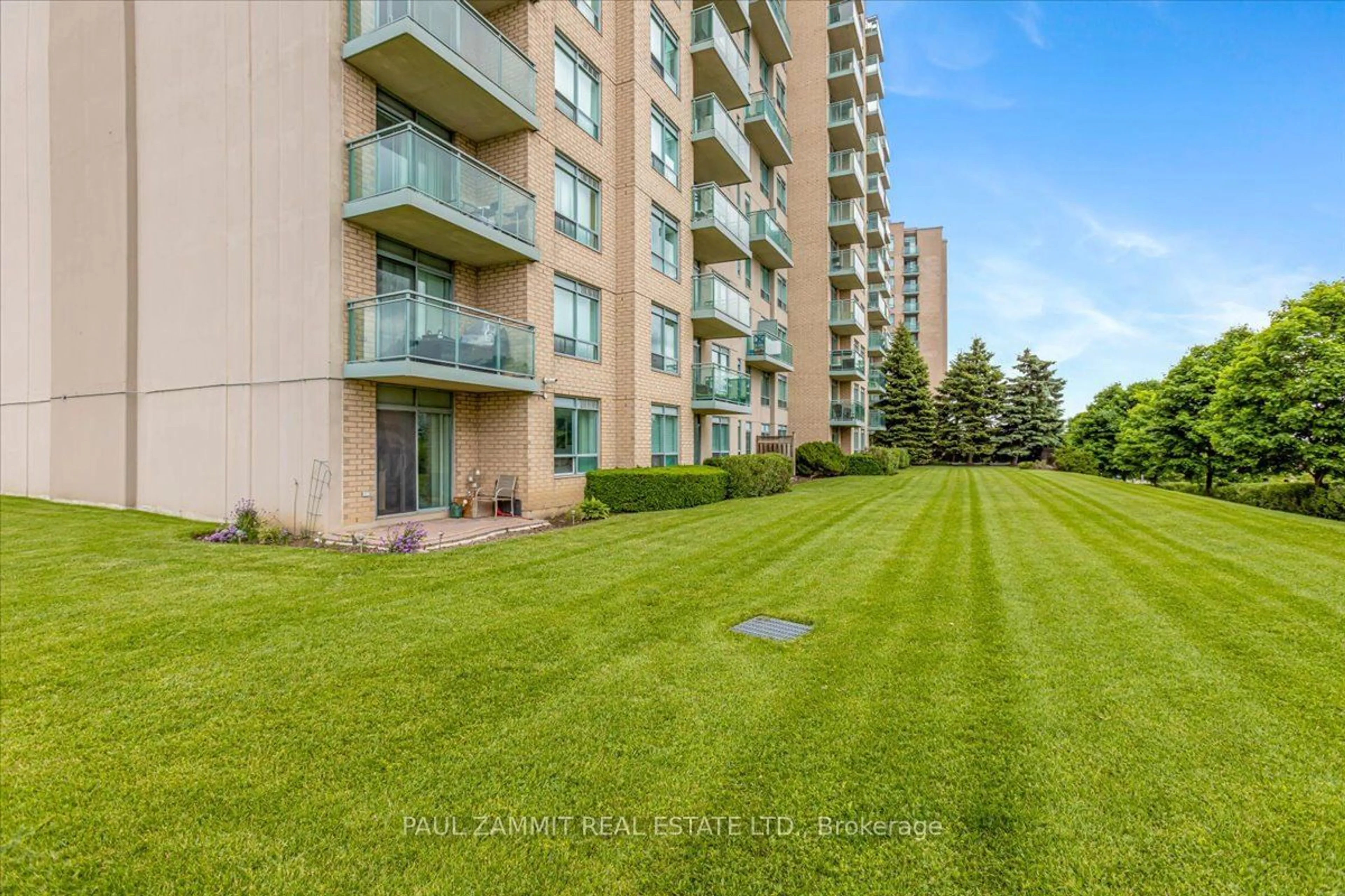 A pic from exterior of the house or condo for 39 Oneida Cres #306, Richmond Hill Ontario L4B 4T9
