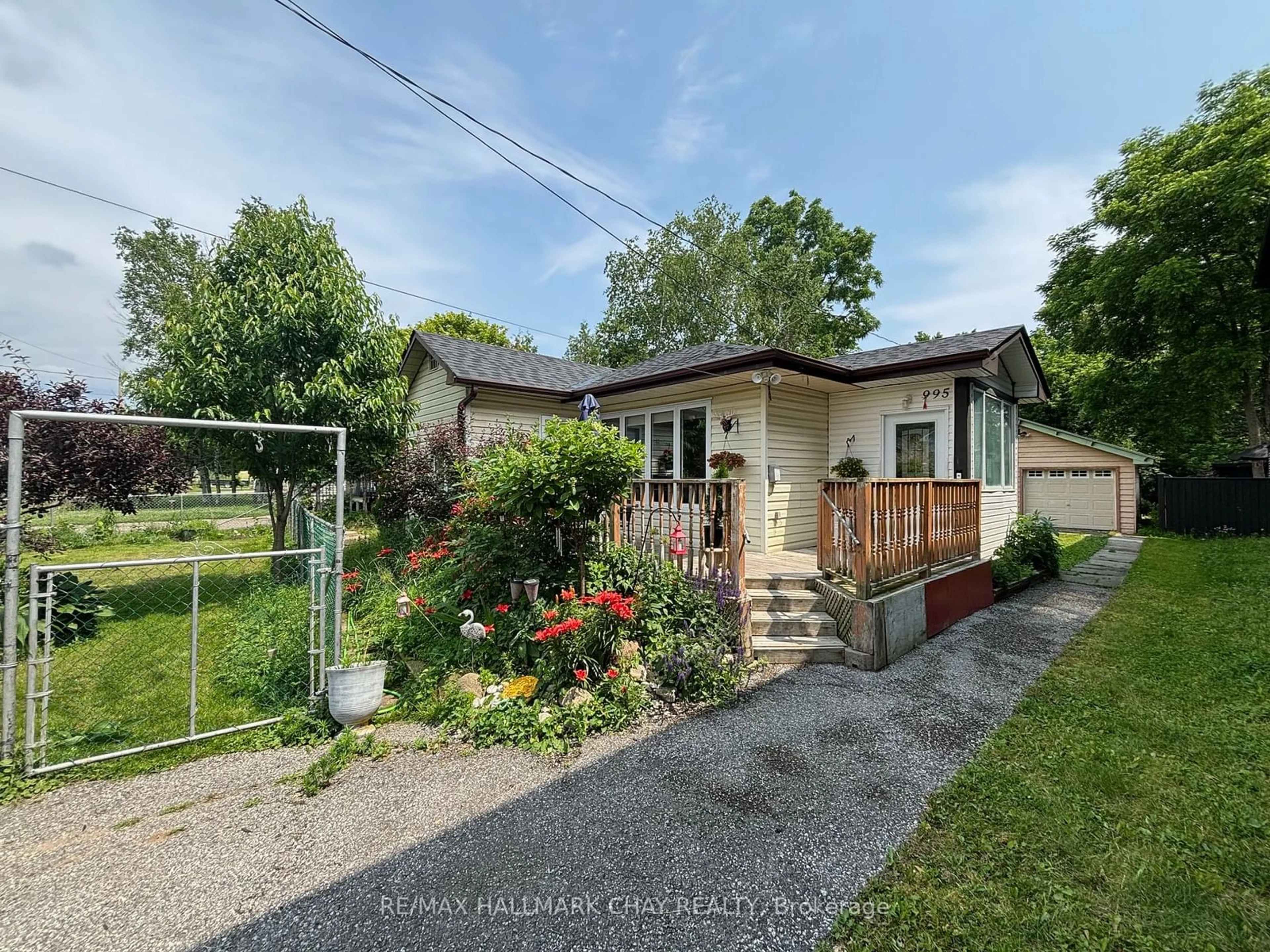 Frontside or backside of a home for 995 Gilmore Ave, Innisfil Ontario L0L 1W0