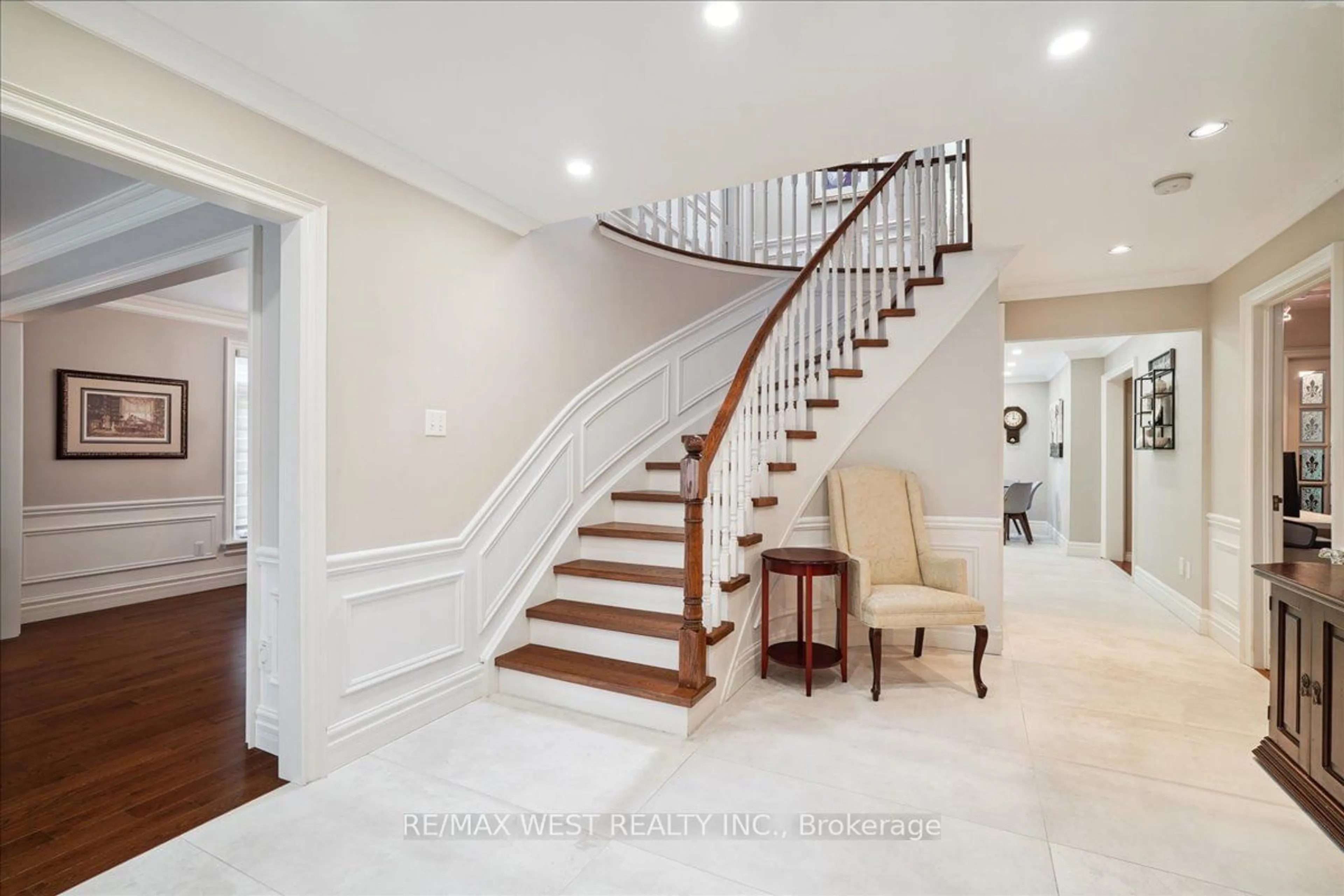 Stairs for 334 Airdrie Dr, Vaughan Ontario L4L 3B9