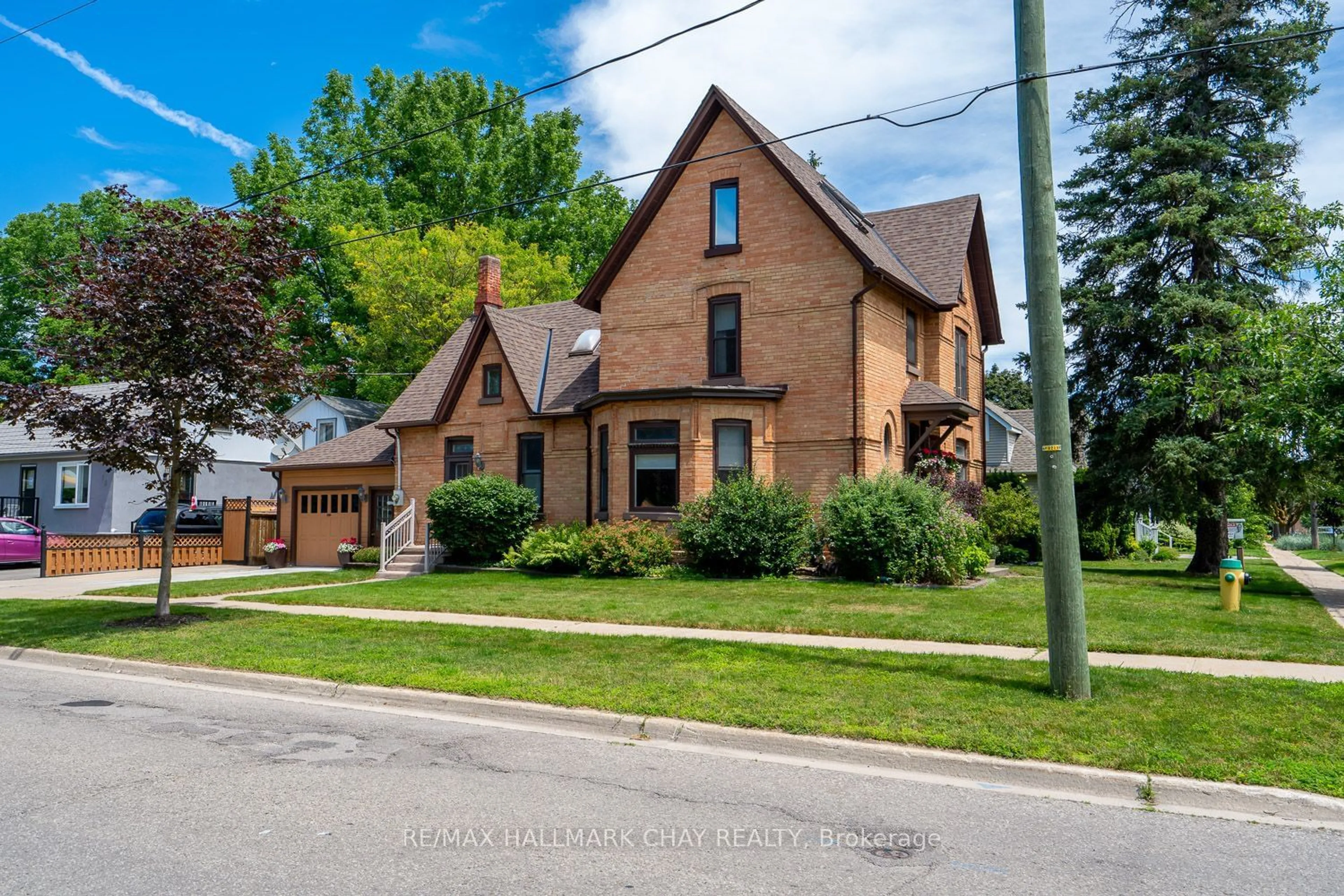 Frontside or backside of a home for 102 Wellington St, New Tecumseth Ontario L9R 1G7