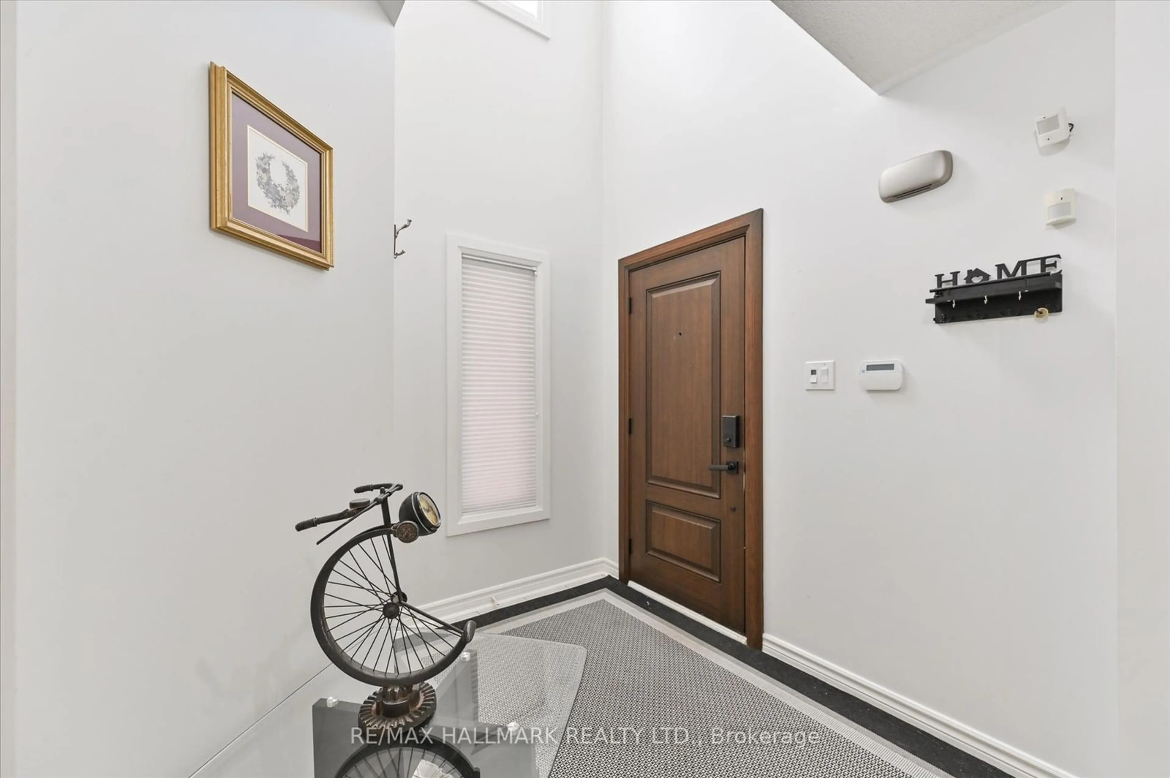 Indoor foyer for 122 Widdifield Ave, Newmarket Ontario L3X 1Z3