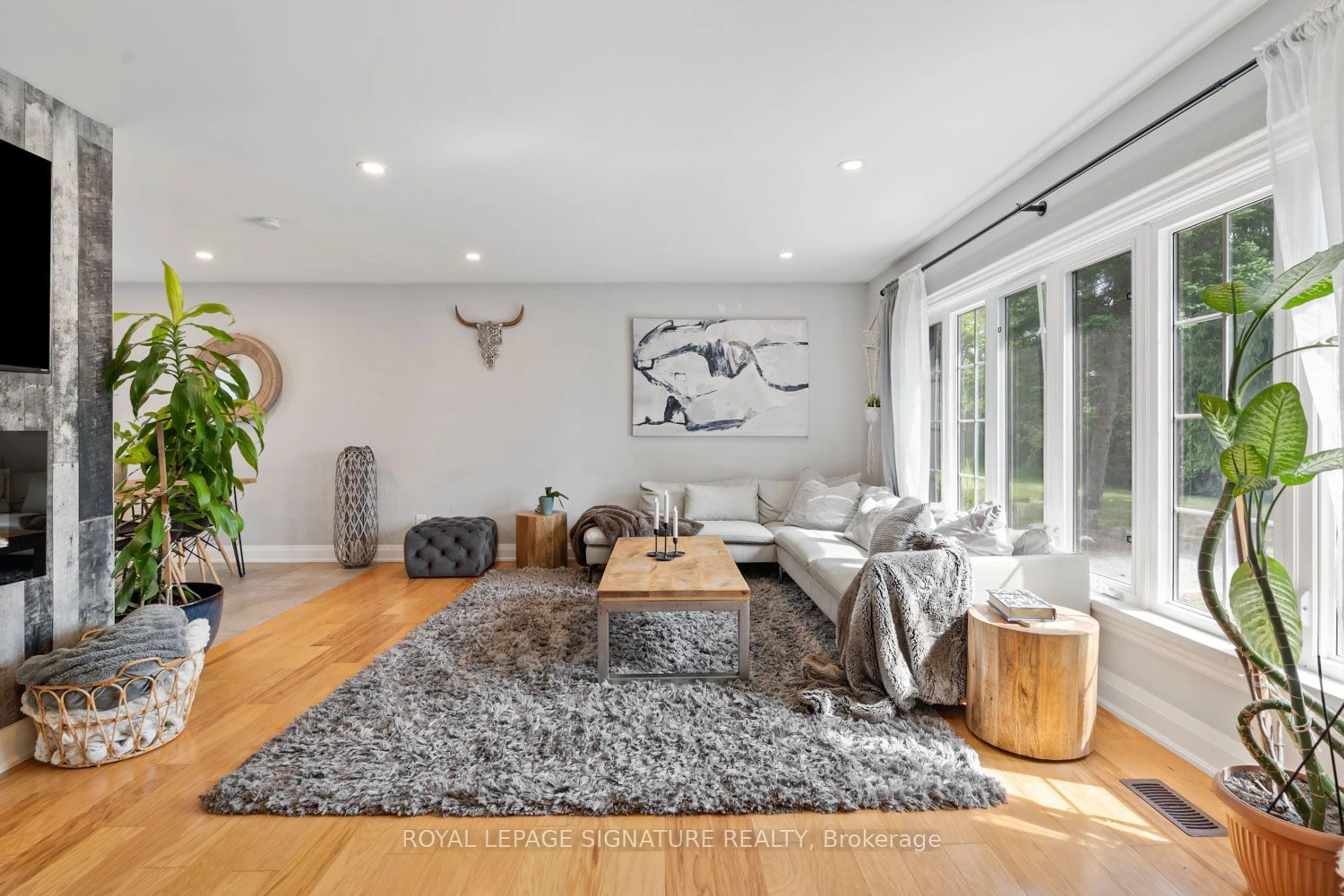 Living room for 1034 20 Sideroad, Innisfil Ontario L0L 1W0