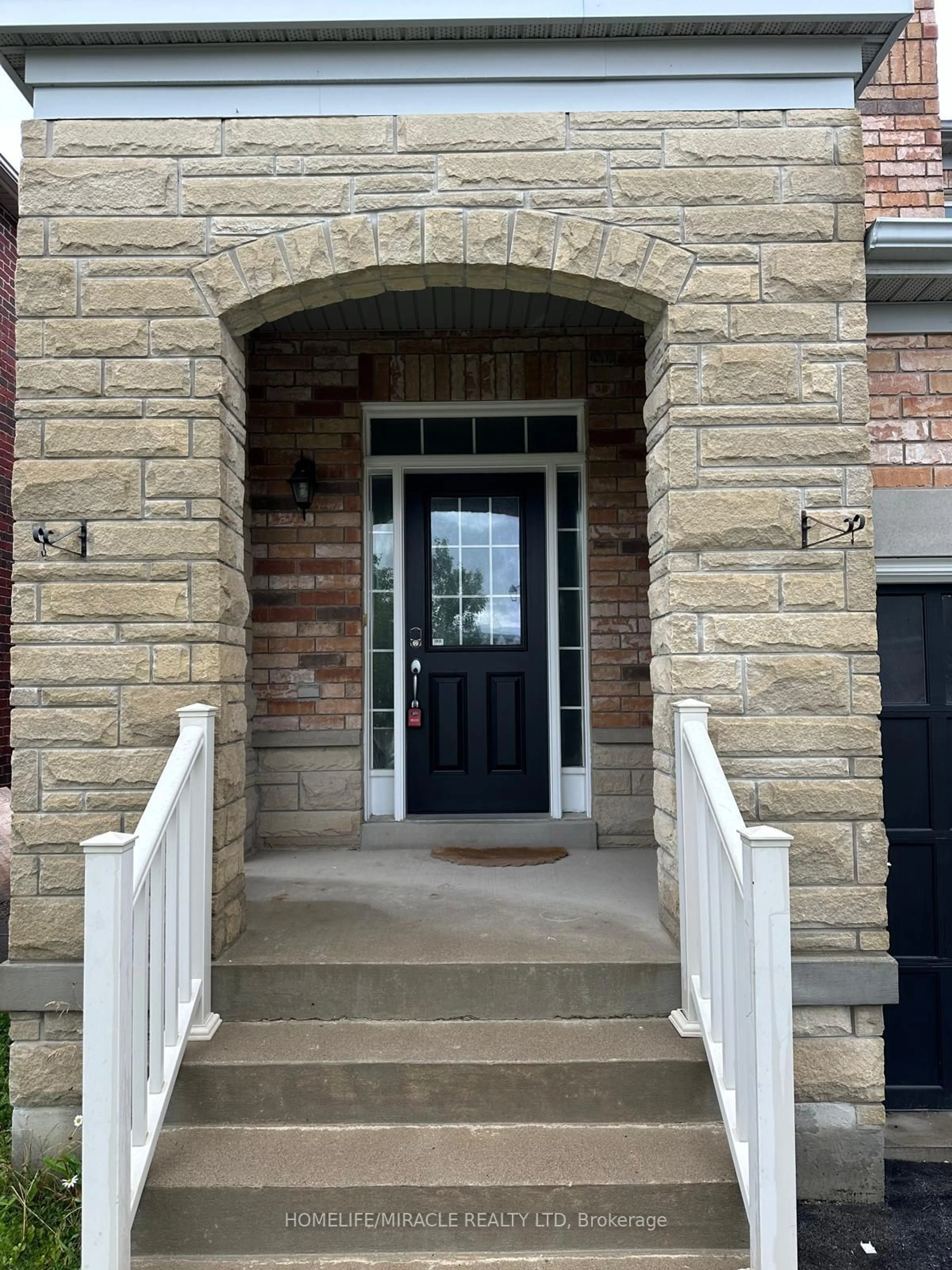 Indoor entryway for 128 Summerlyn Tr, Bradford West Gwillimbury Ontario L3Z 0E3