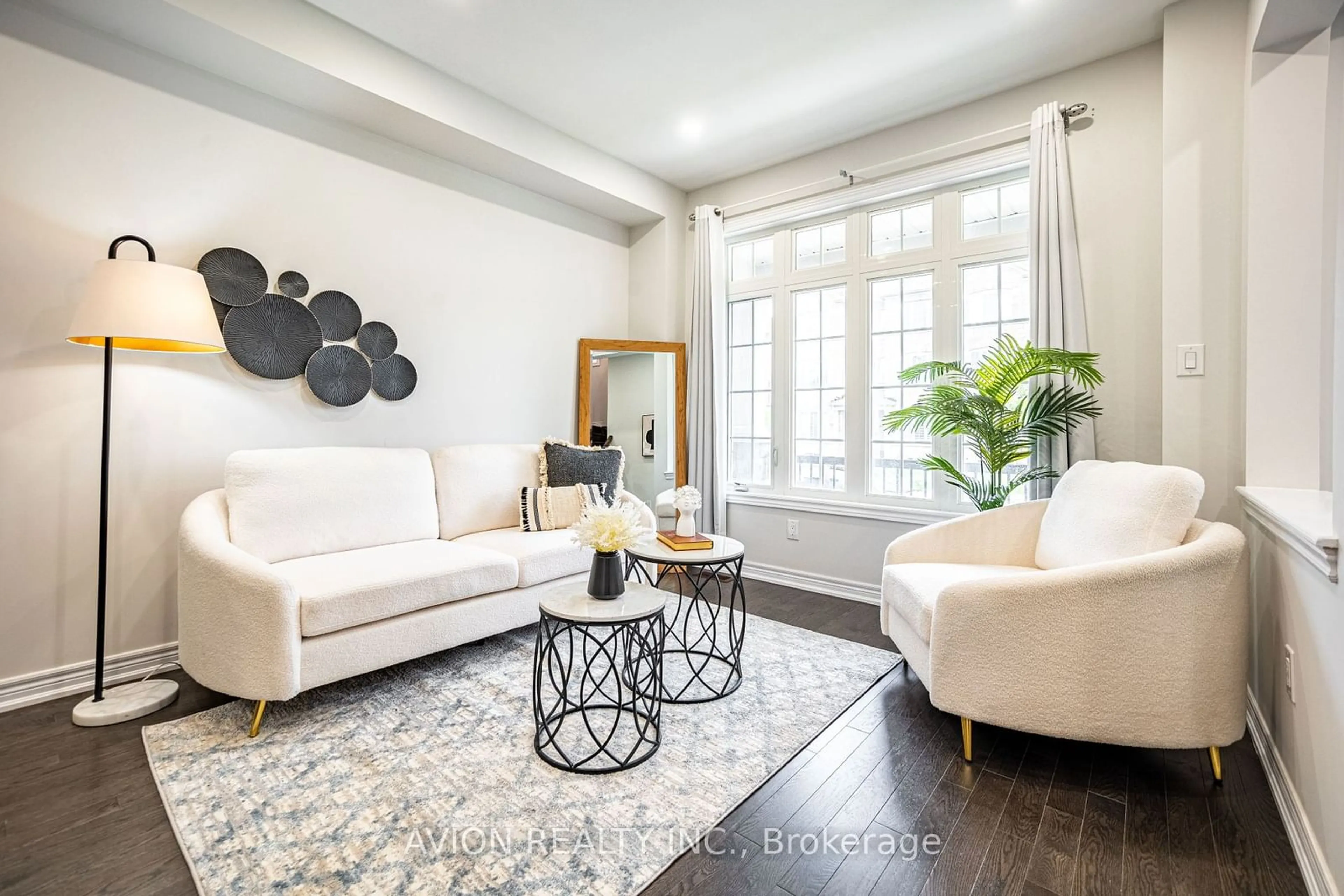 Living room for 538 White's Hill Ave, Markham Ontario L6B 1N9