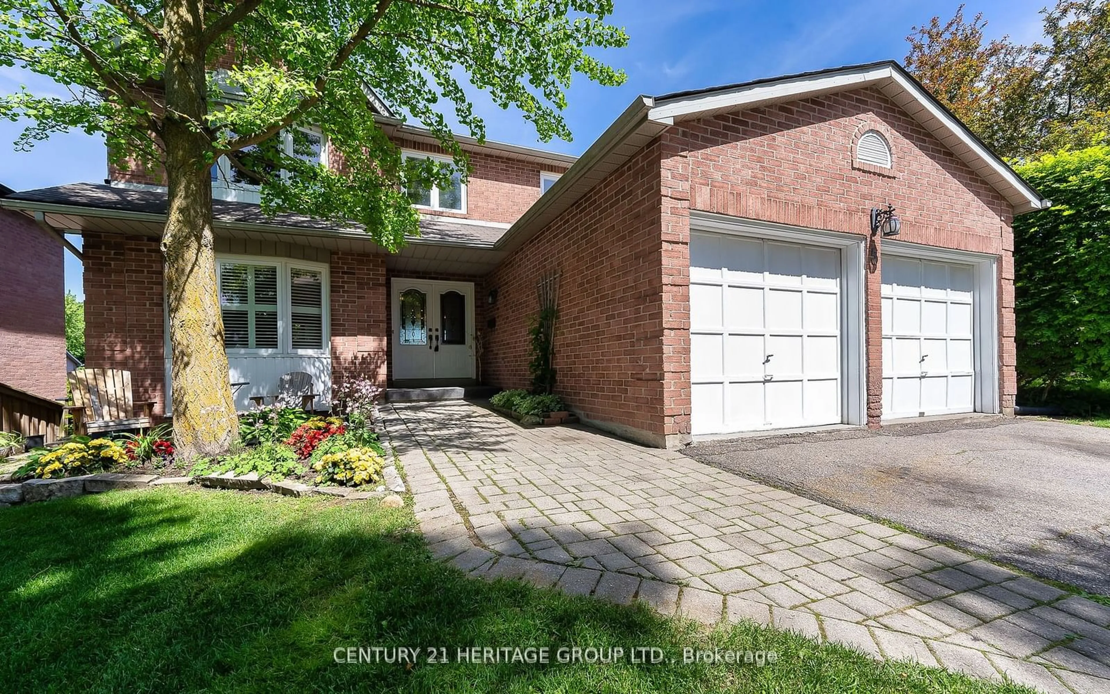 Home with brick exterior material for 5 Beatty Cres, Aurora Ontario L4G 5V2