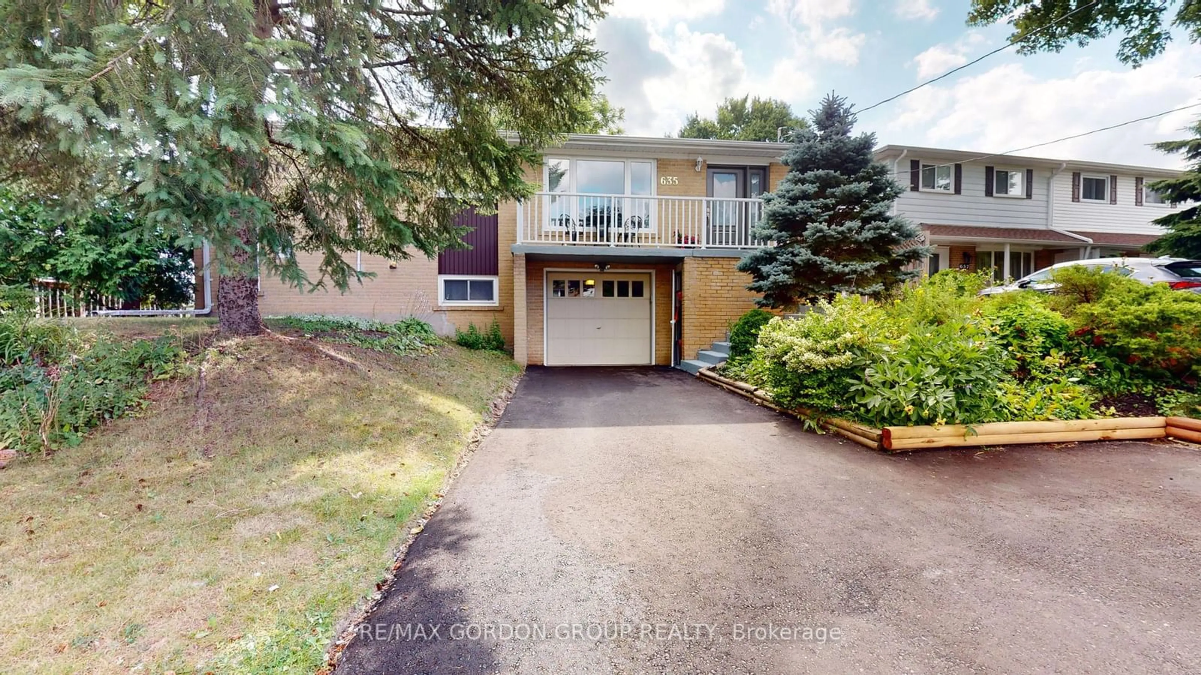 A pic from exterior of the house or condo for 635 Mountview Pl, Newmarket Ontario L3Y 3P8