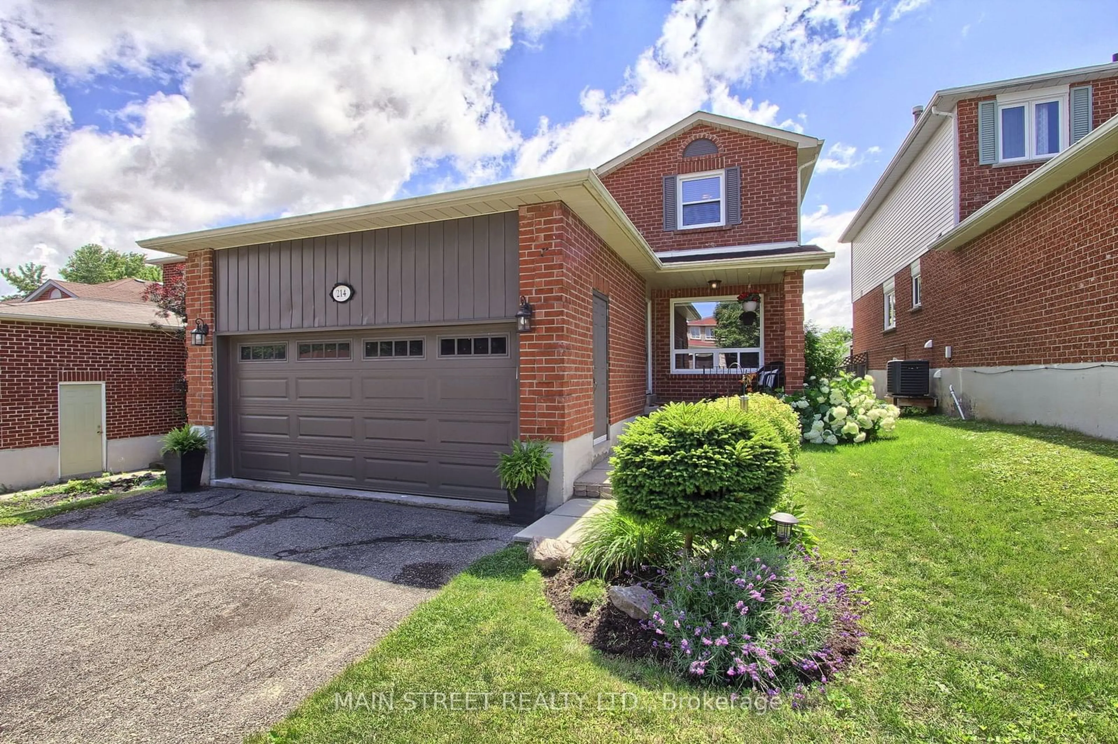 A pic from exterior of the house or condo for 214 Billings Cres, Newmarket Ontario L3Y 7Y6