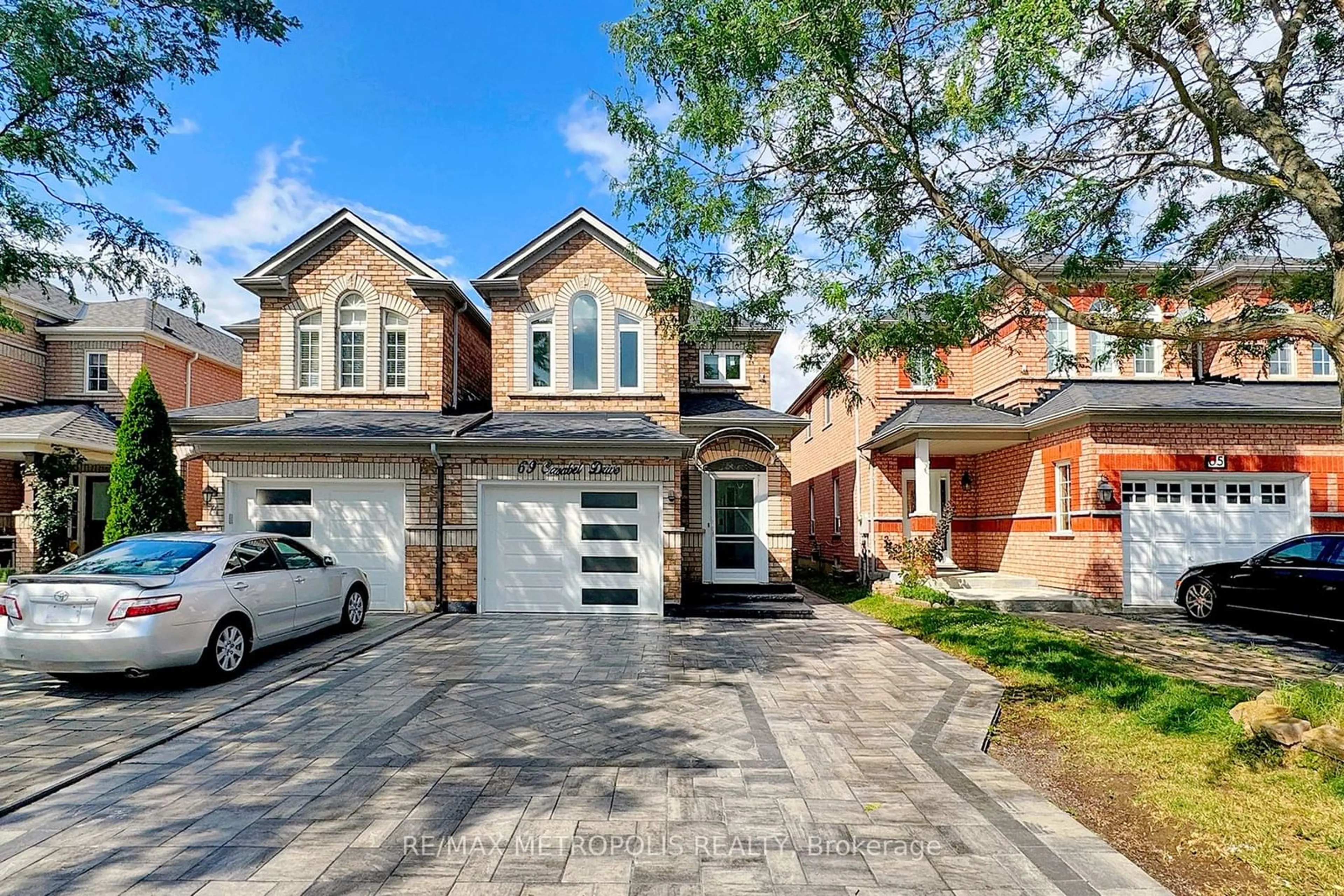 Home with brick exterior material for 69 Casabel Dr, Vaughan Ontario L6A 3L6