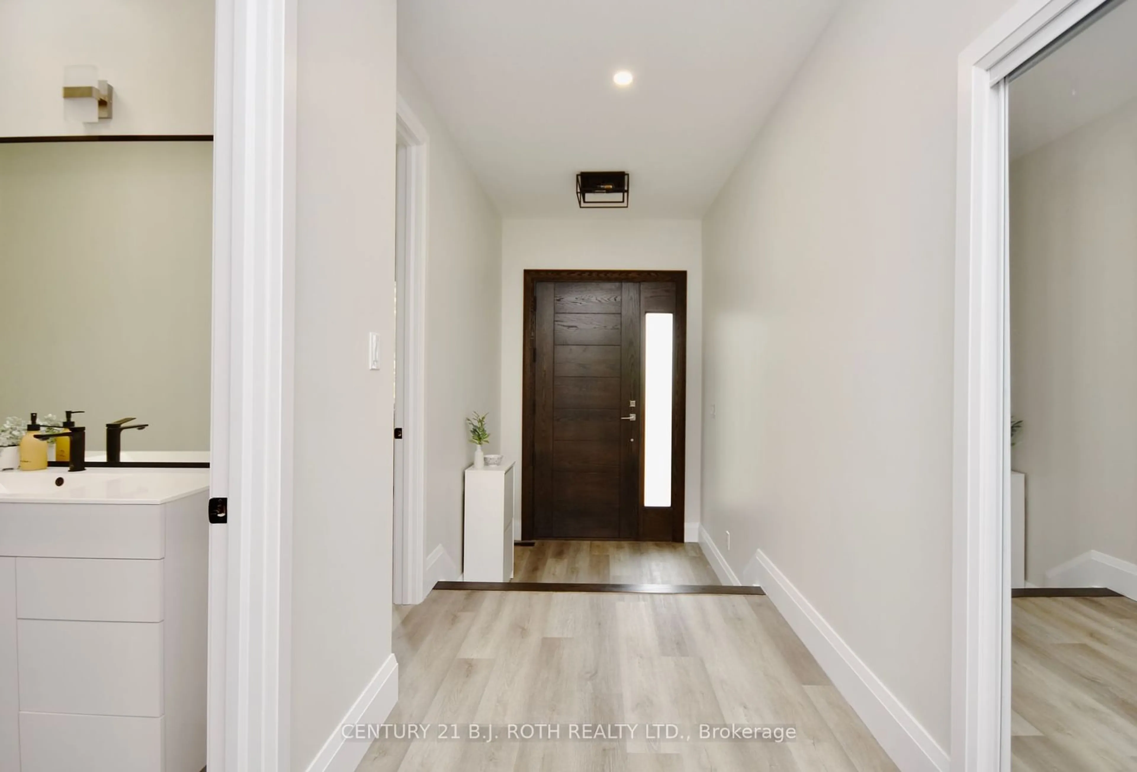 Indoor entryway for 527 Mapleview Dr, Innisfil Ontario L9S 2Z4
