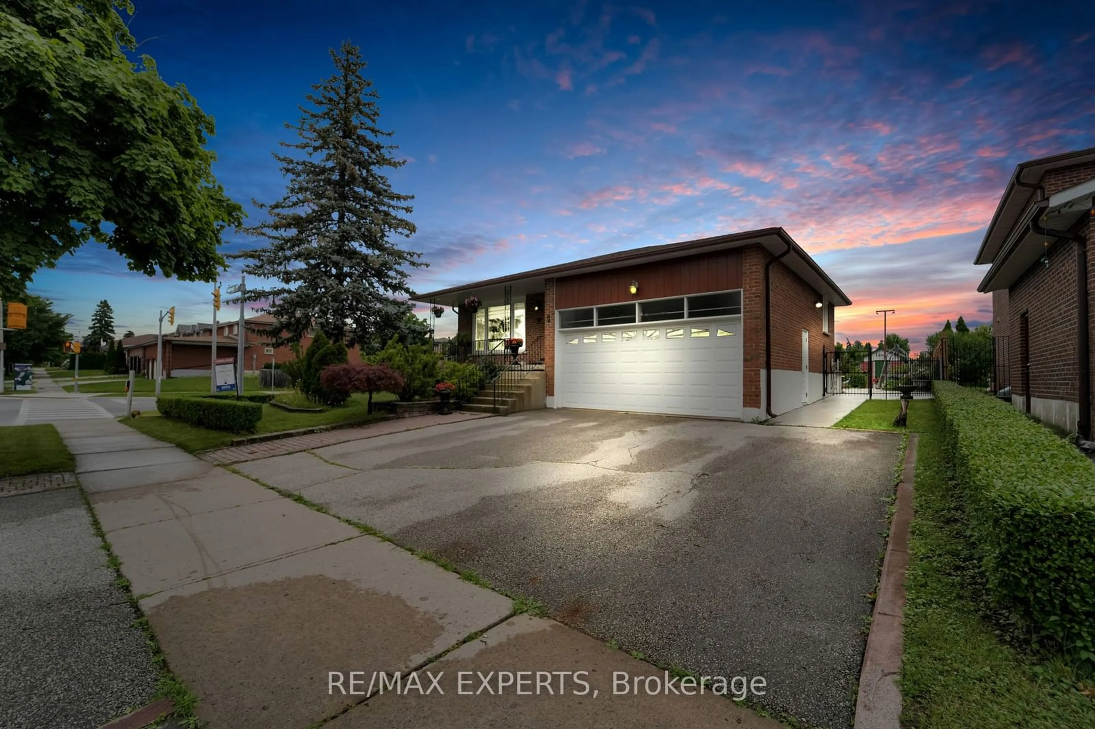 Frontside or backside of a home for 2 Risebrough Crct, Markham Ontario L3R 3B5