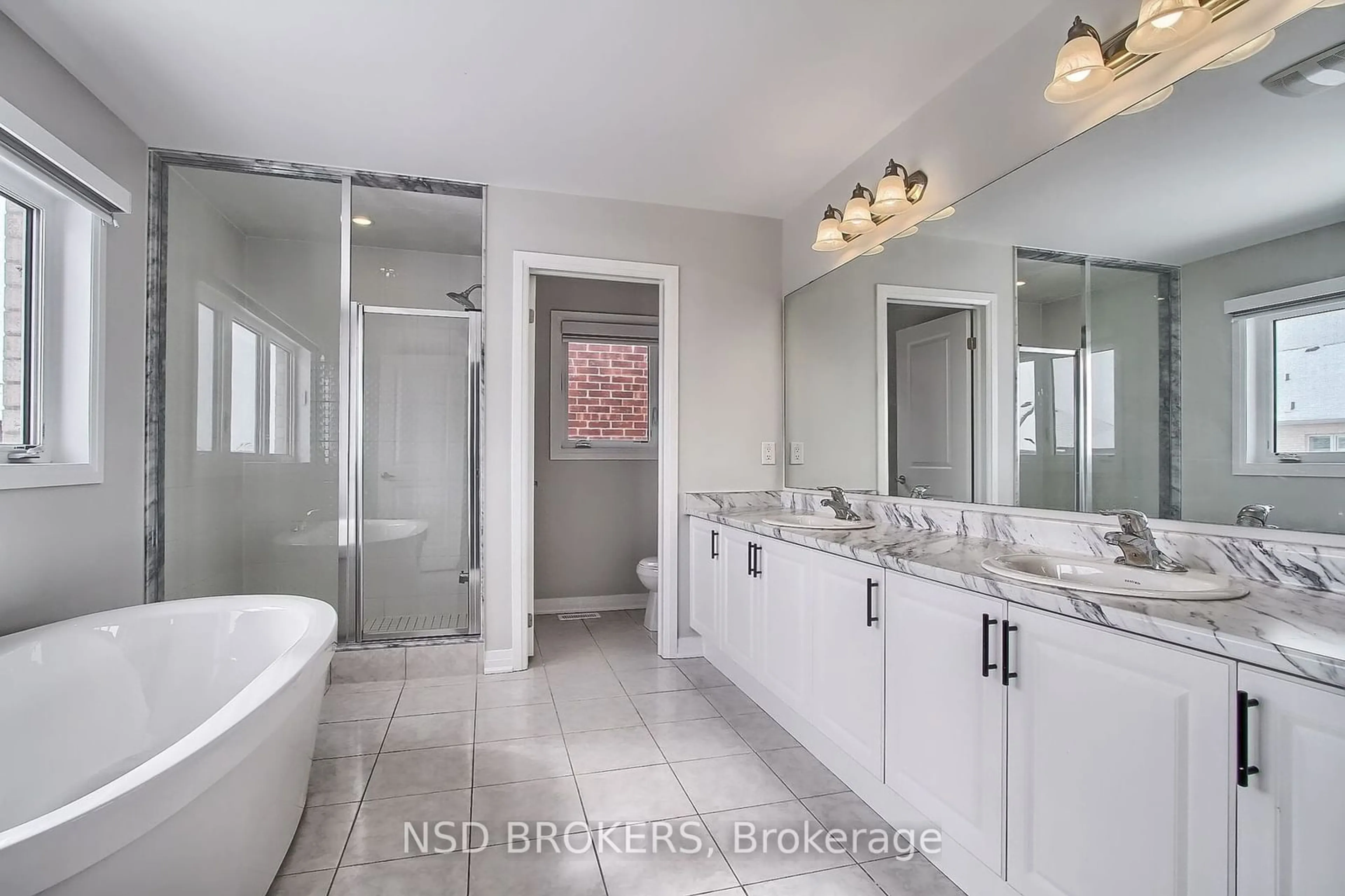 Contemporary bathroom for 1466 Broderick St, Innisfil Ontario L9S 4W1