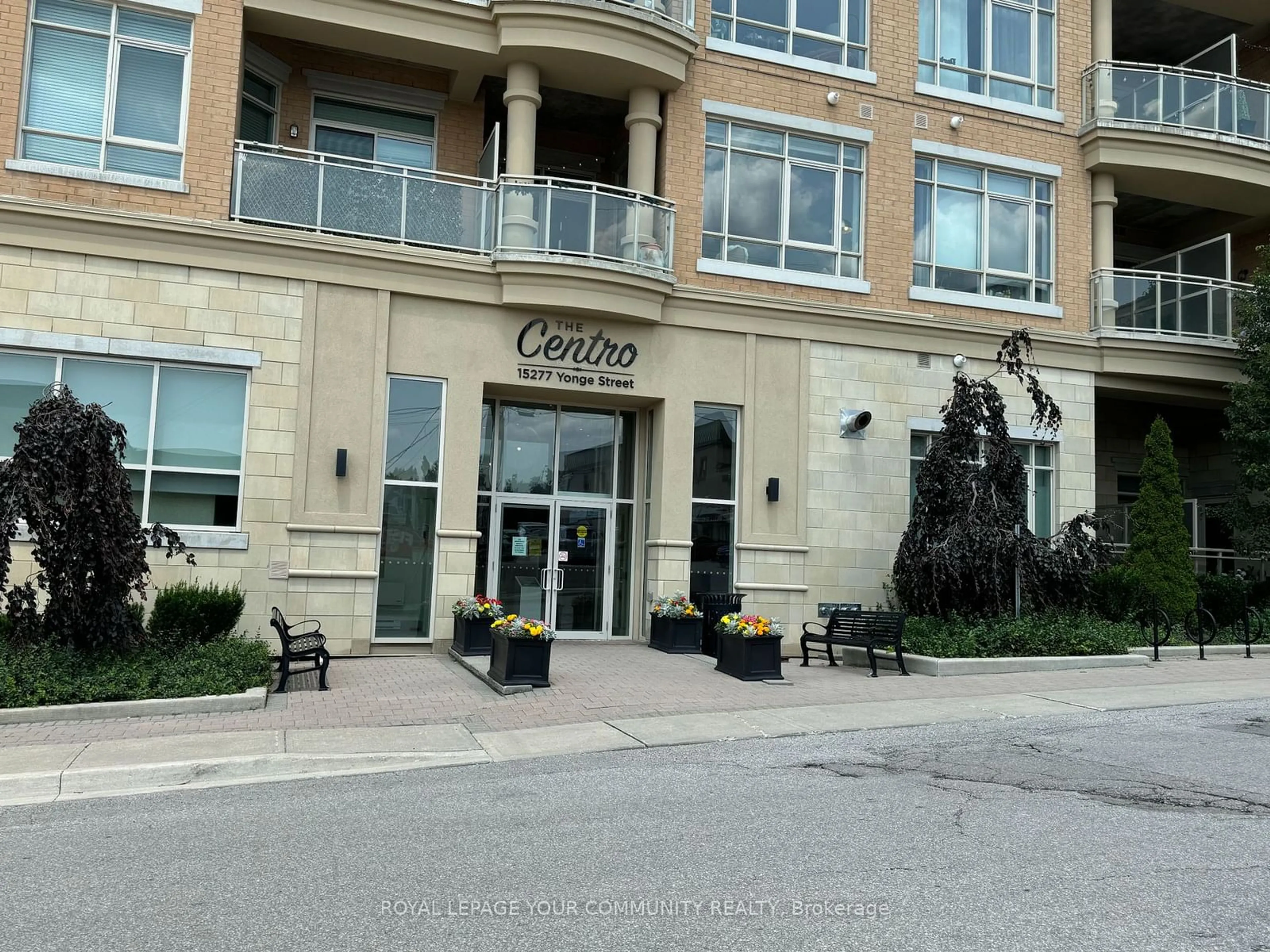 Outside view for 15277 Yonge St #501, Aurora Ontario L4G 1N6