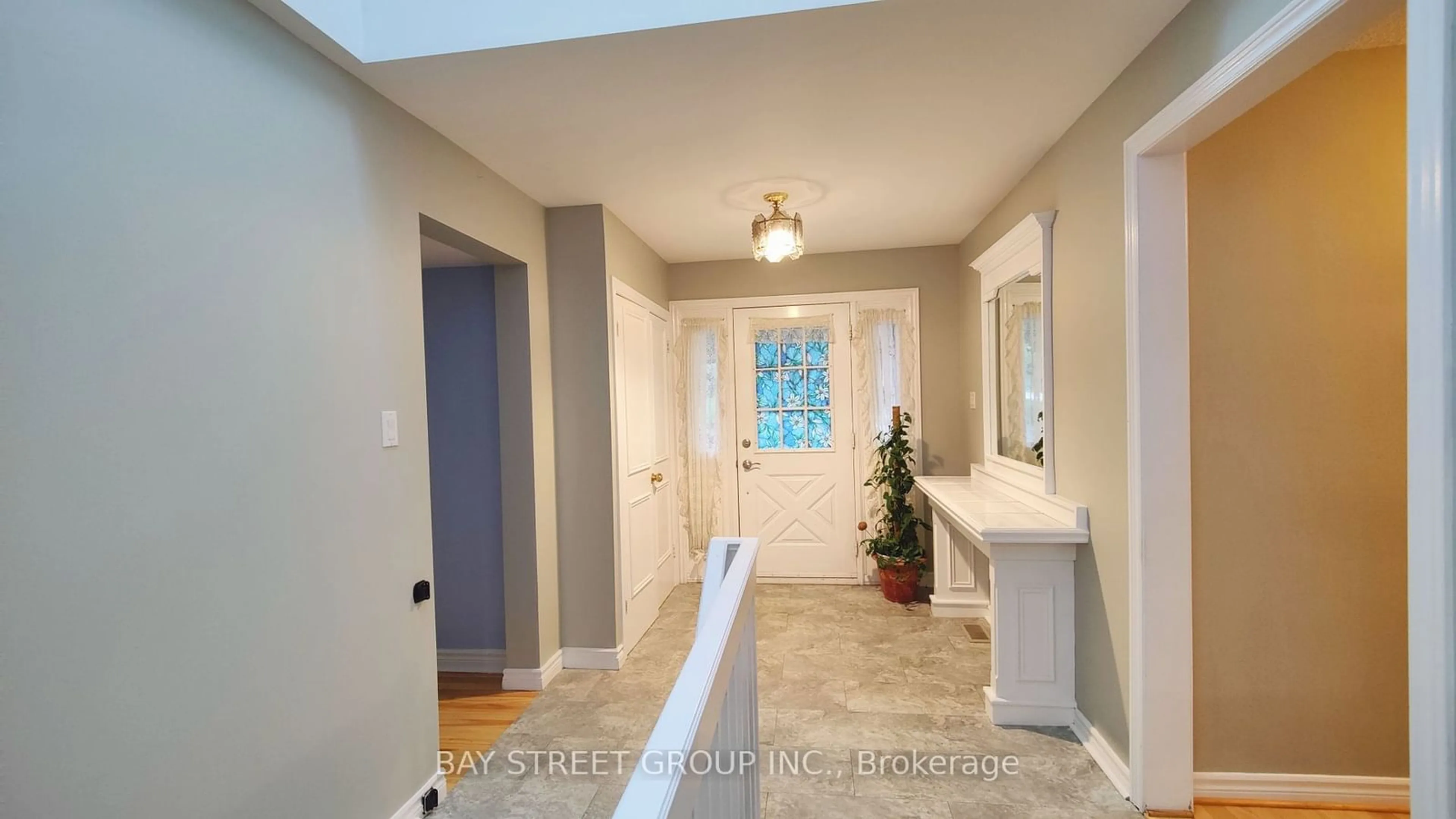 Indoor entryway for 298 Beverley Dr, Georgina Ontario L4P 1Y5