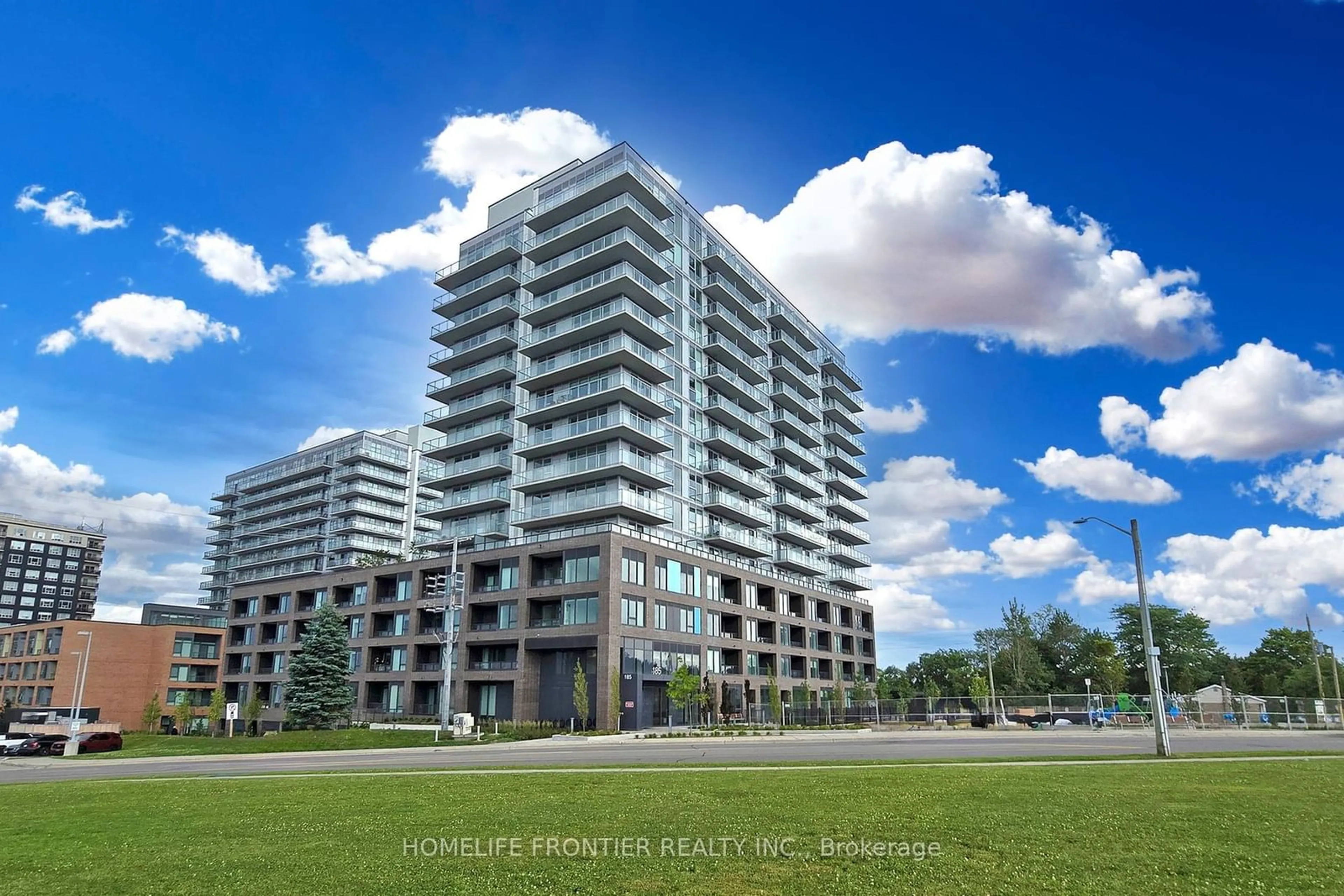 A pic from exterior of the house or condo for 185 Deerfield Rd #220, Newmarket Ontario L2Y 0G7