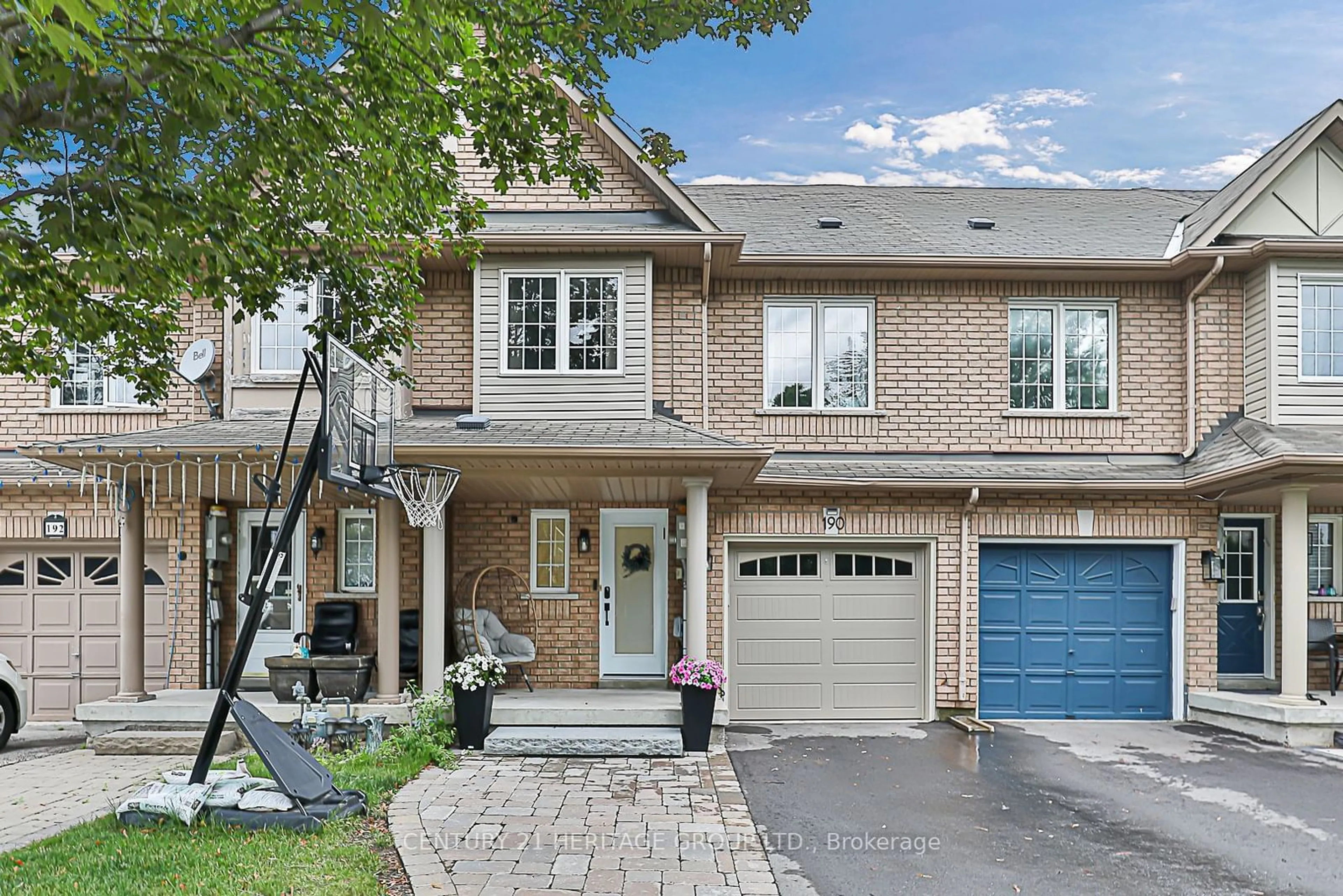 A pic from exterior of the house or condo for 190 Coleridge Dr, Newmarket Ontario L3X 2T4