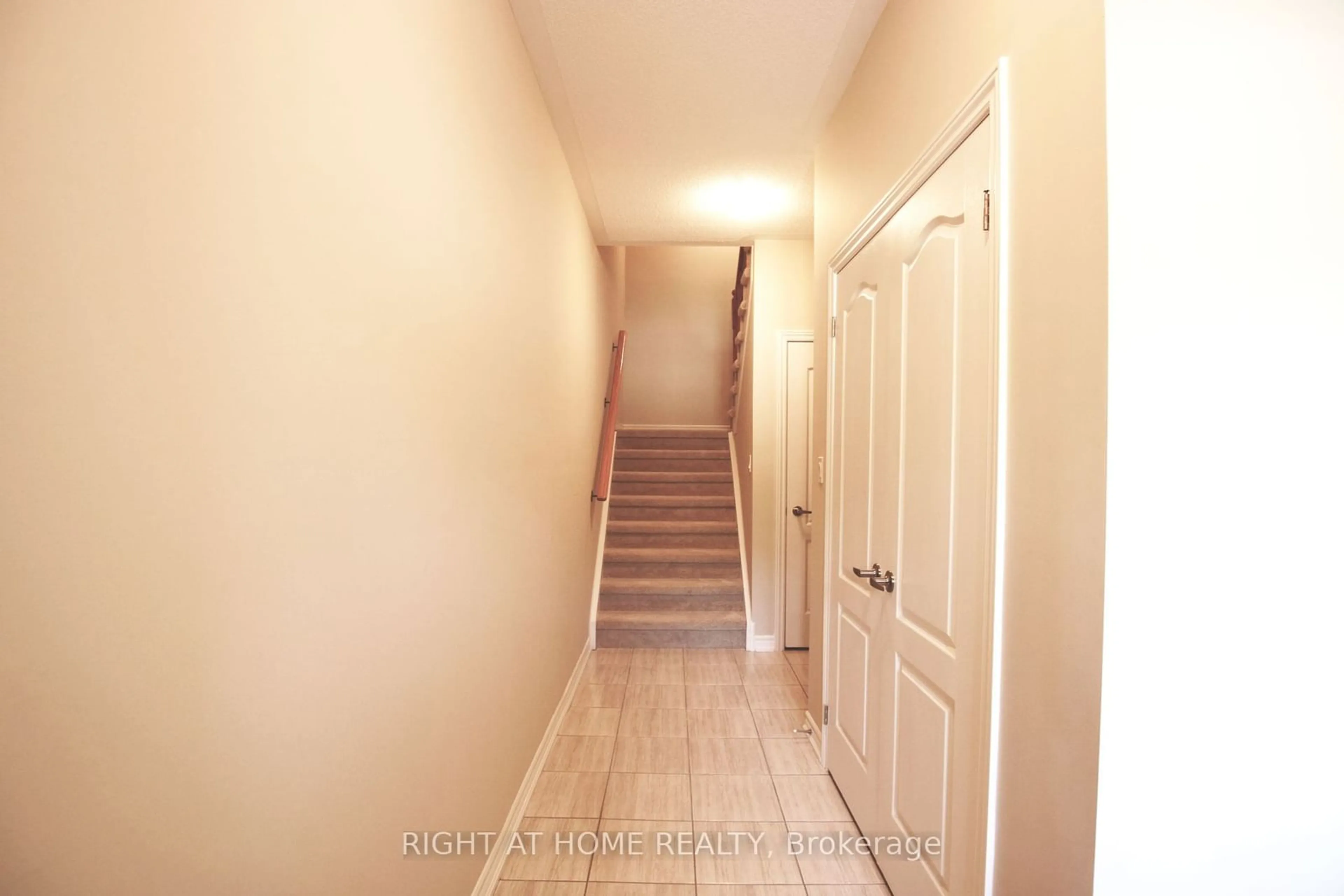 Indoor entryway for 49 Milson Cres, Essa Ontario L3W 0C9