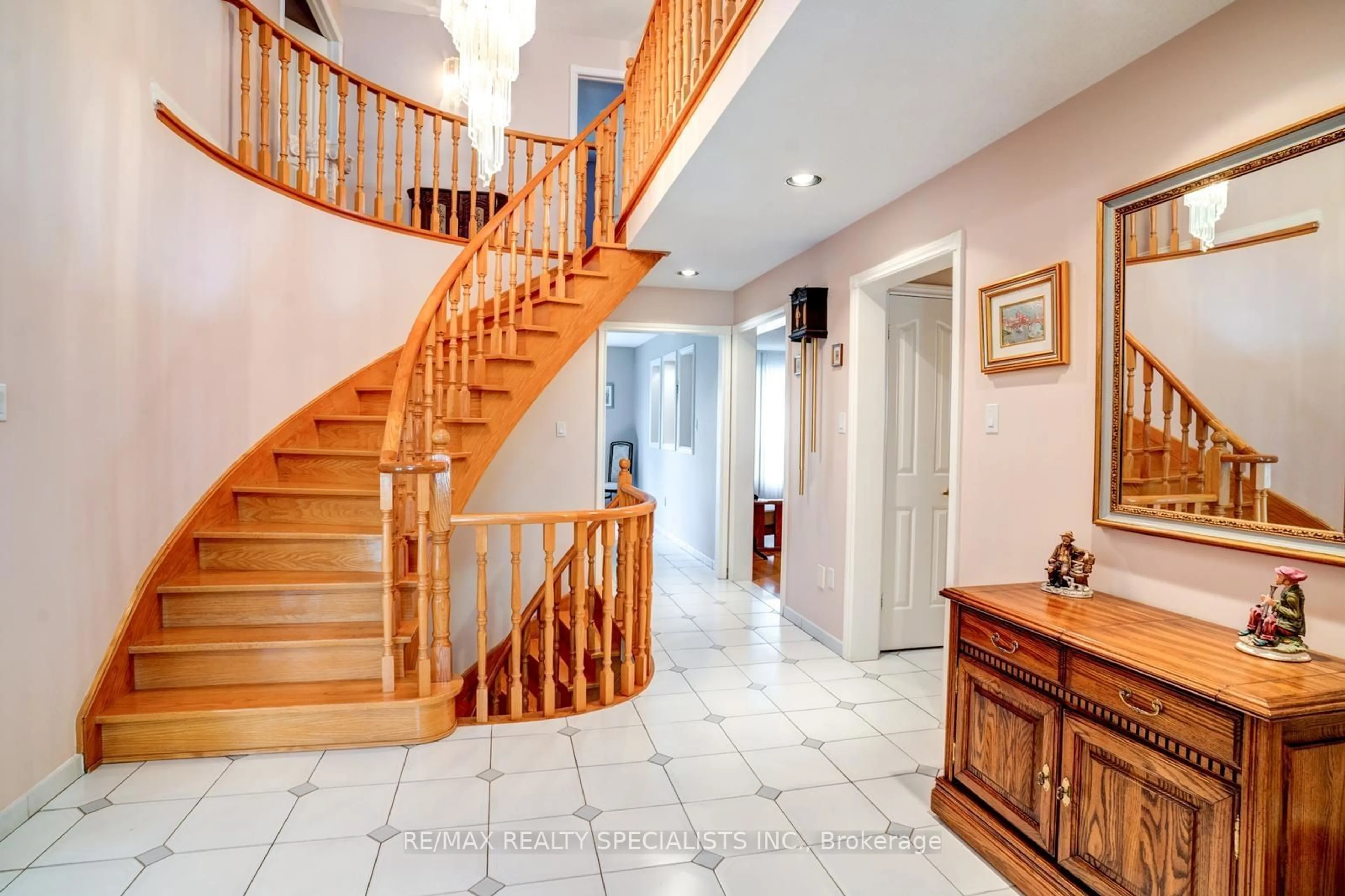 Indoor foyer for 26 Eton St, Markham Ontario L3R 8Z1