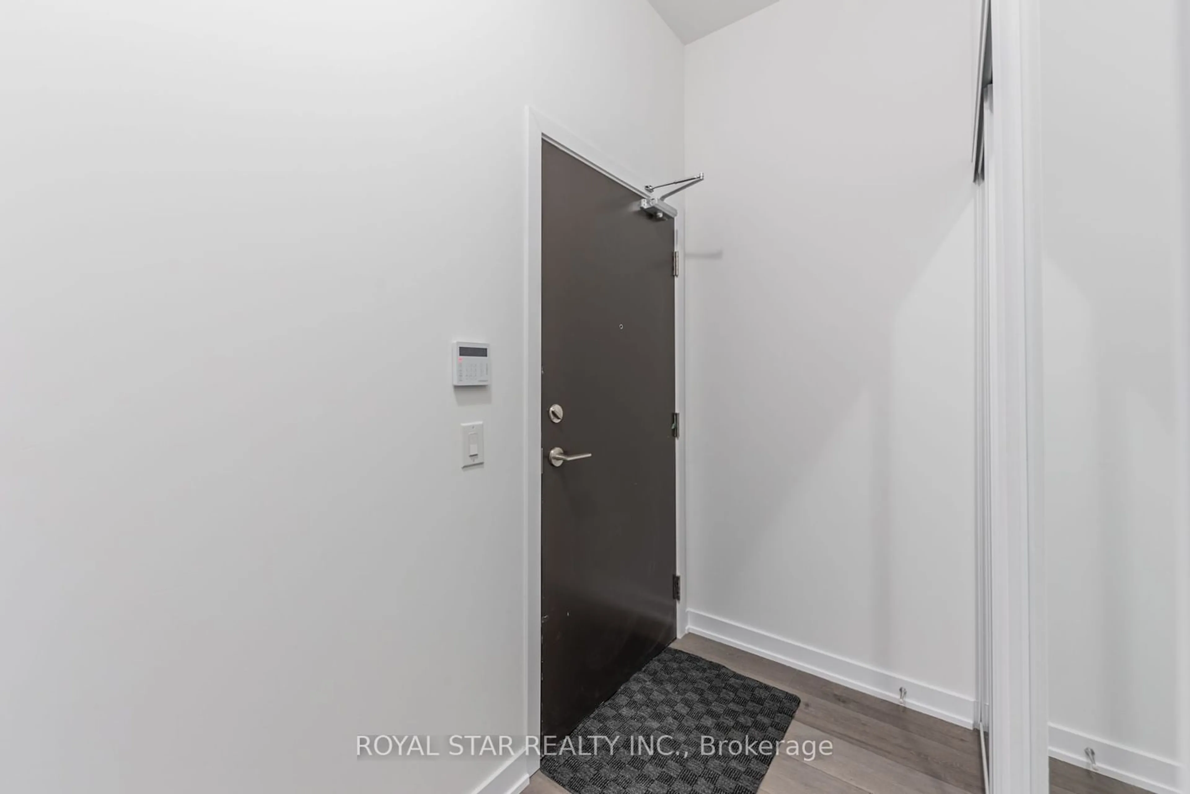 Indoor entryway for 10 Honeycrisp Cres #105, Vaughan Ontario L4K 0M7