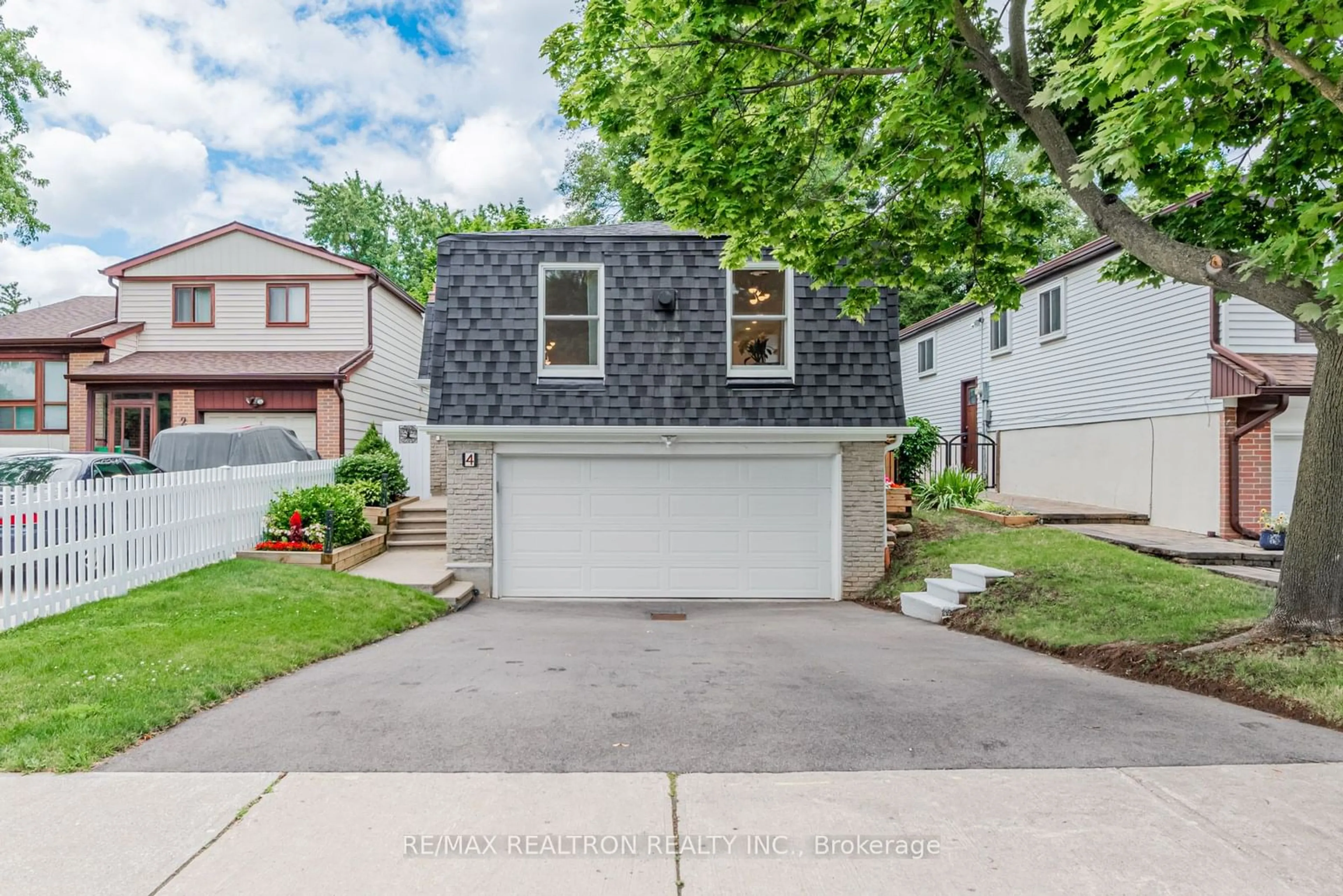 Frontside or backside of a home for 4 Plaisance Rd, Richmond Hill Ontario L4C 5B5