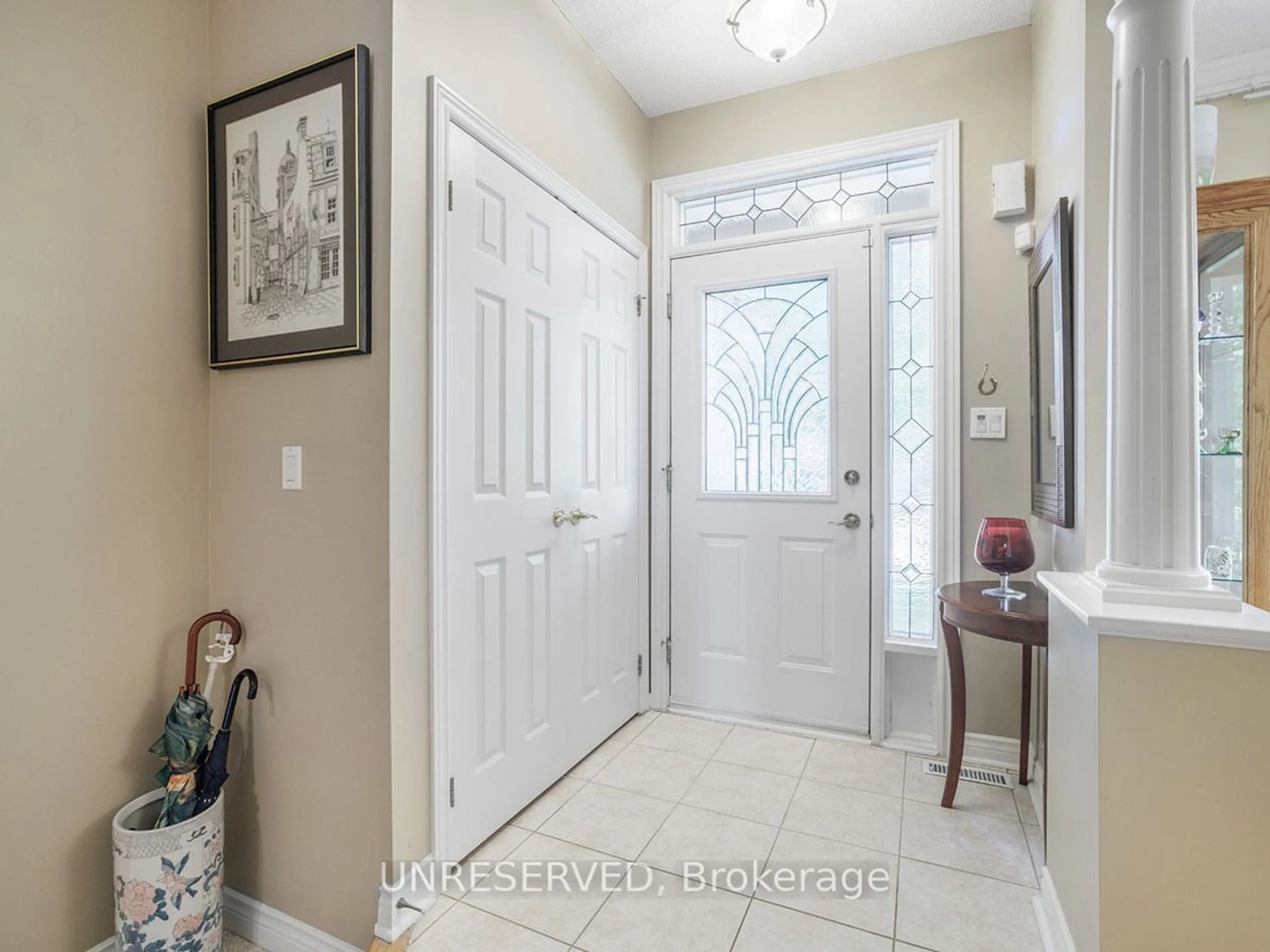 Indoor entryway for 34 Briar Gate Way, New Tecumseth Ontario L9R 2A6