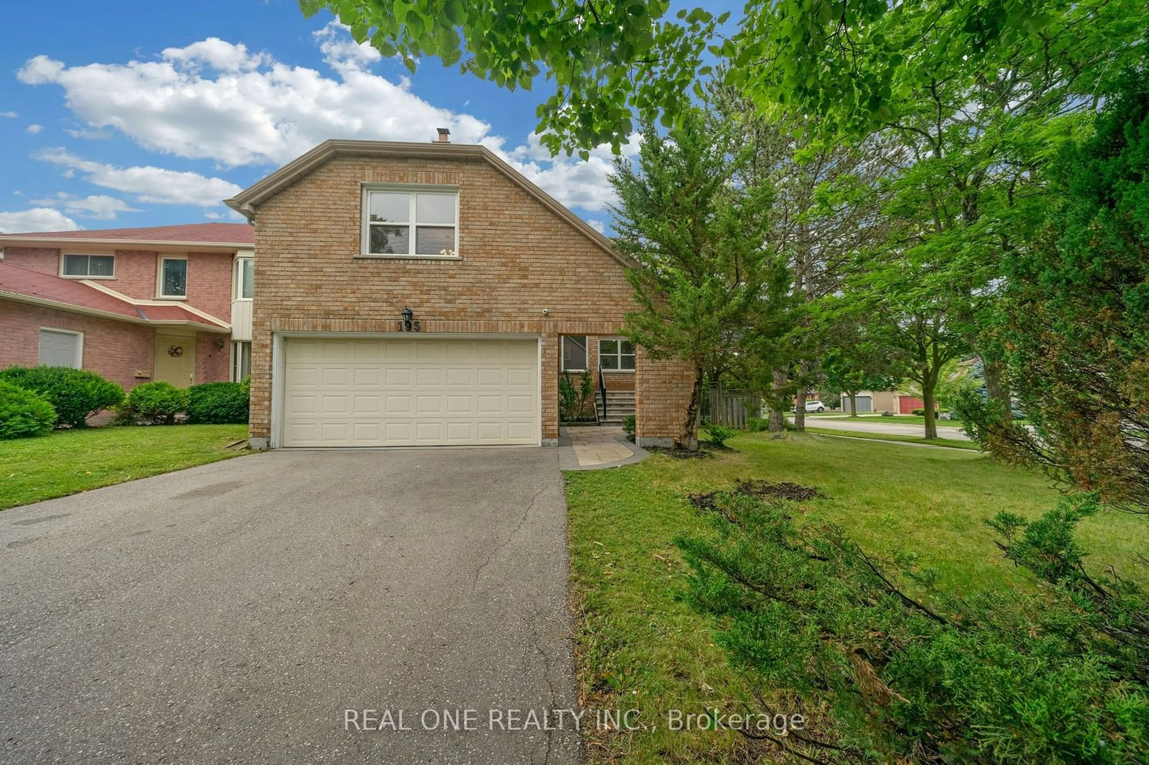 Frontside or backside of a home for 195 Delayne Dr, Aurora Ontario L4G 5B8