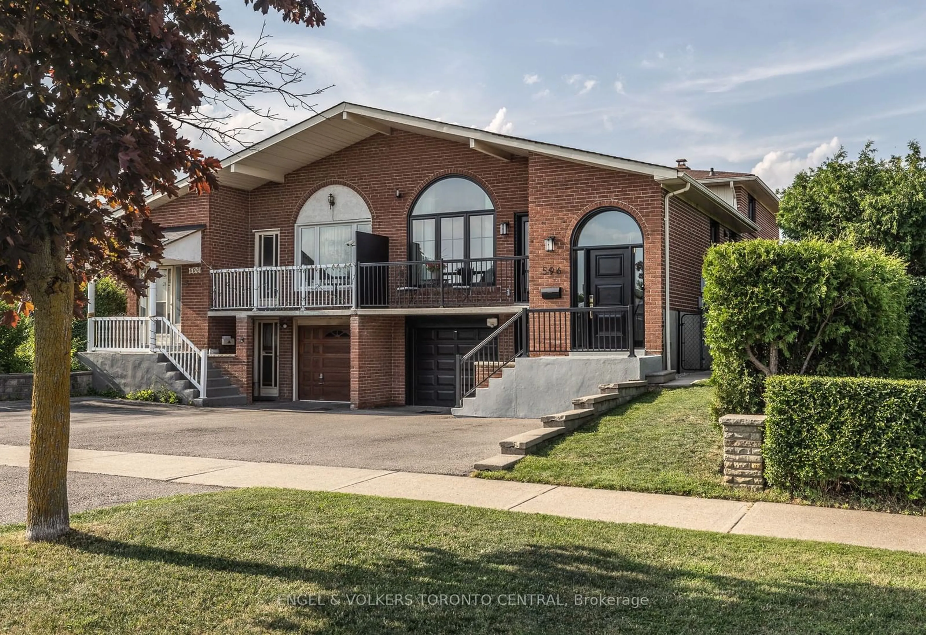 Frontside or backside of a home for 596 Woodbridge Ave, Vaughan Ontario L4L 2T7