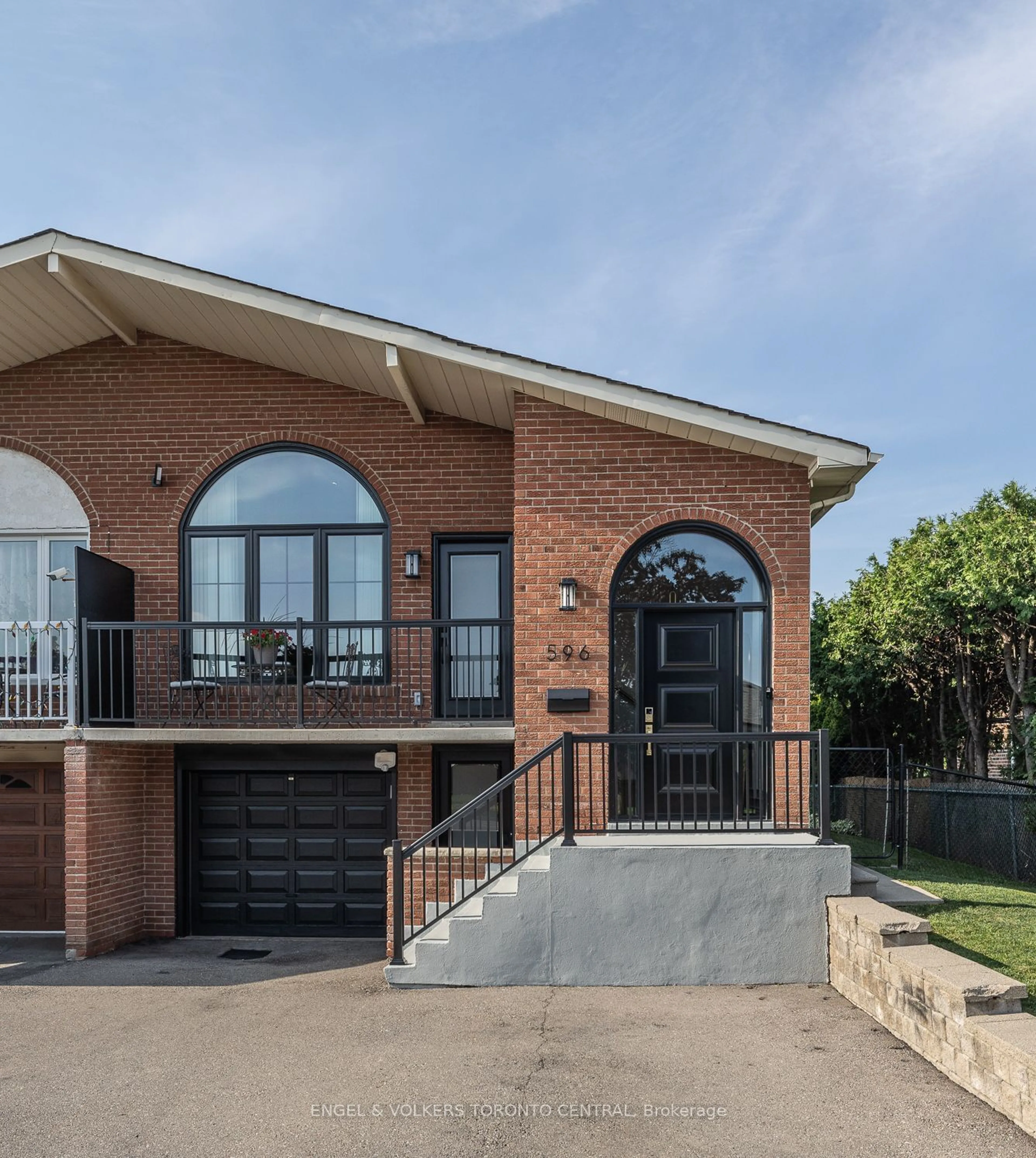Home with brick exterior material for 596 Woodbridge Ave, Vaughan Ontario L4L 2T7