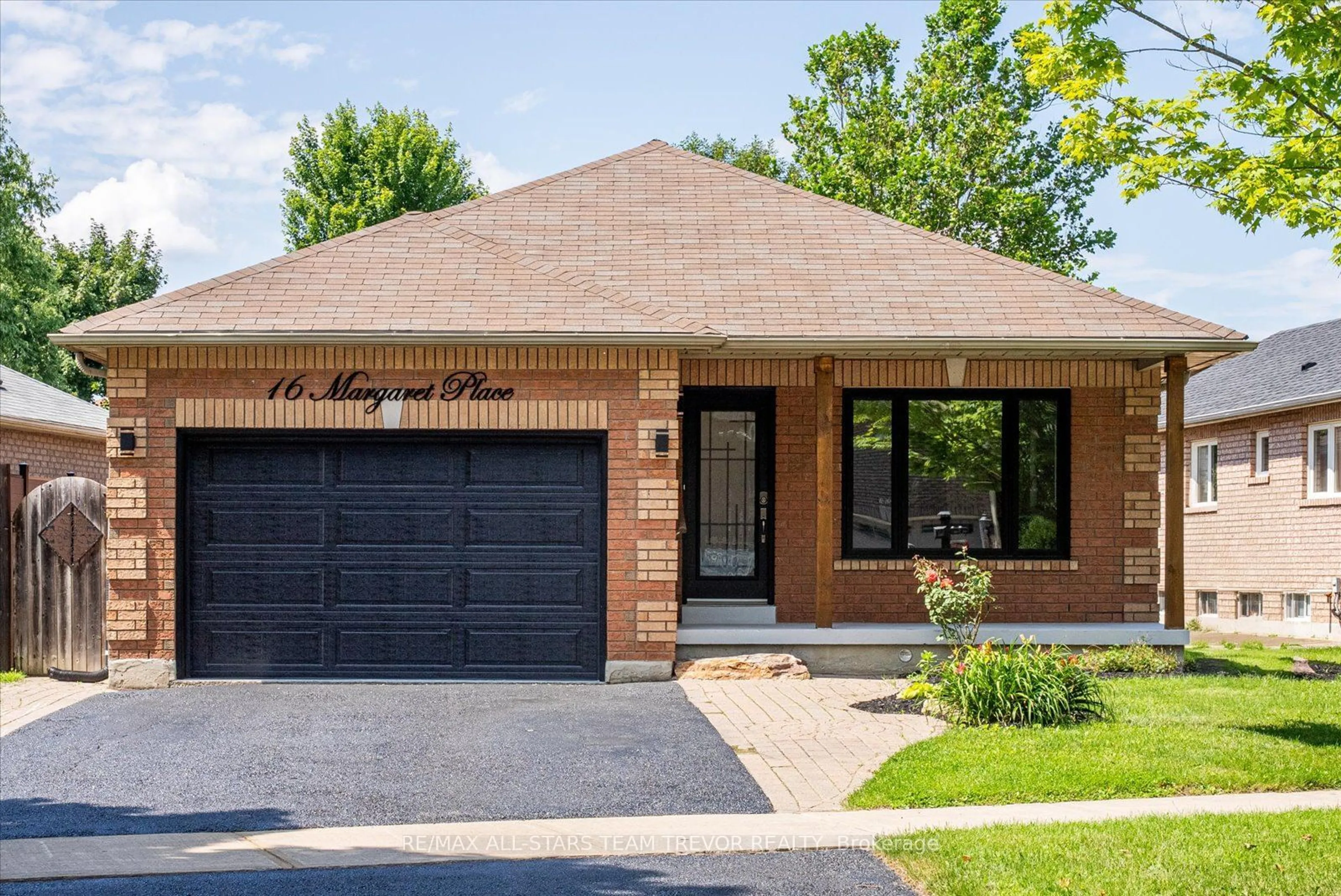 Home with brick exterior material for 16 Margaret Pl, Georgina Ontario L4P 3X2