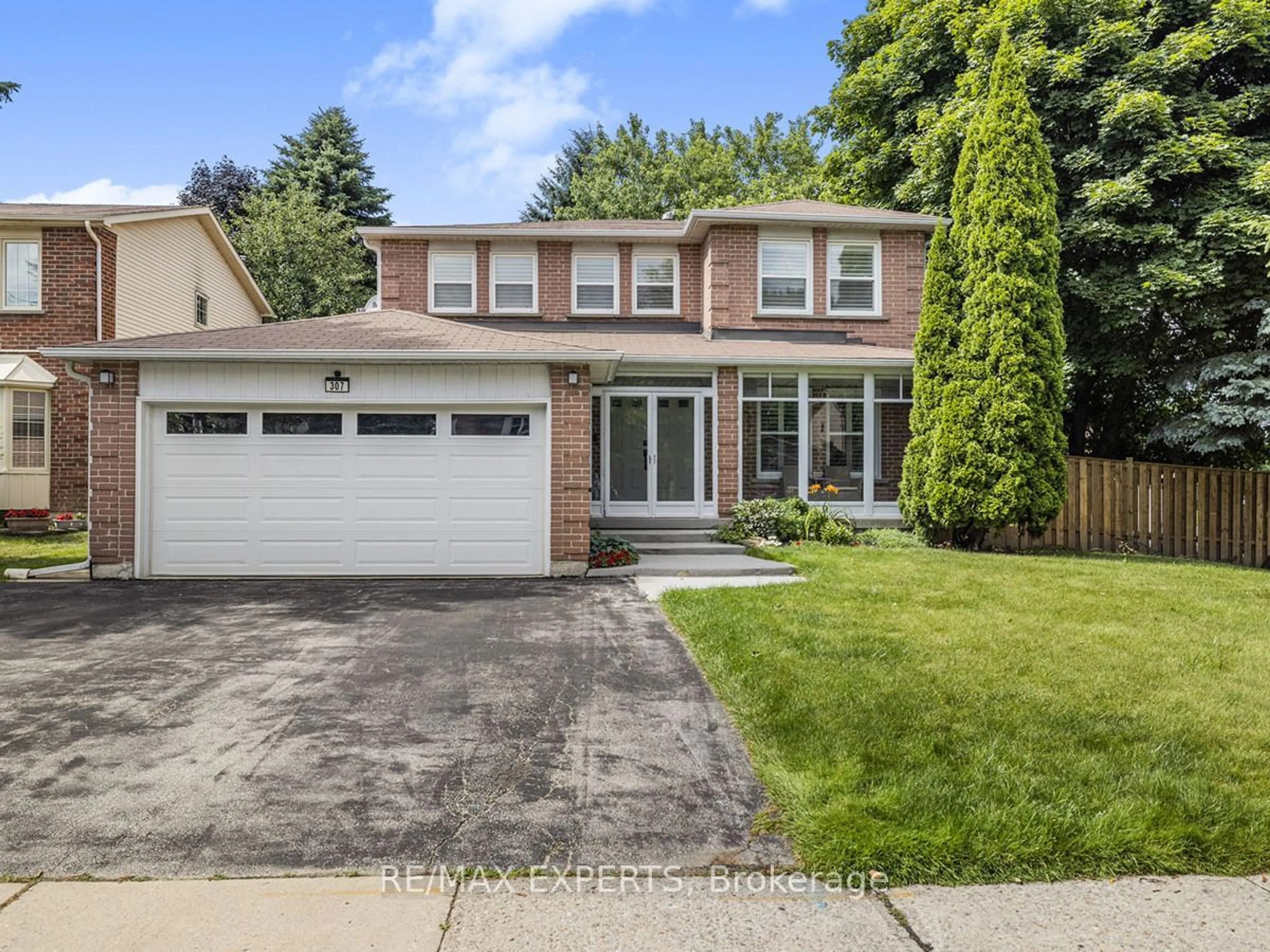 Frontside or backside of a home for 307 Bristol Rd, Newmarket Ontario L3Y 7Z5