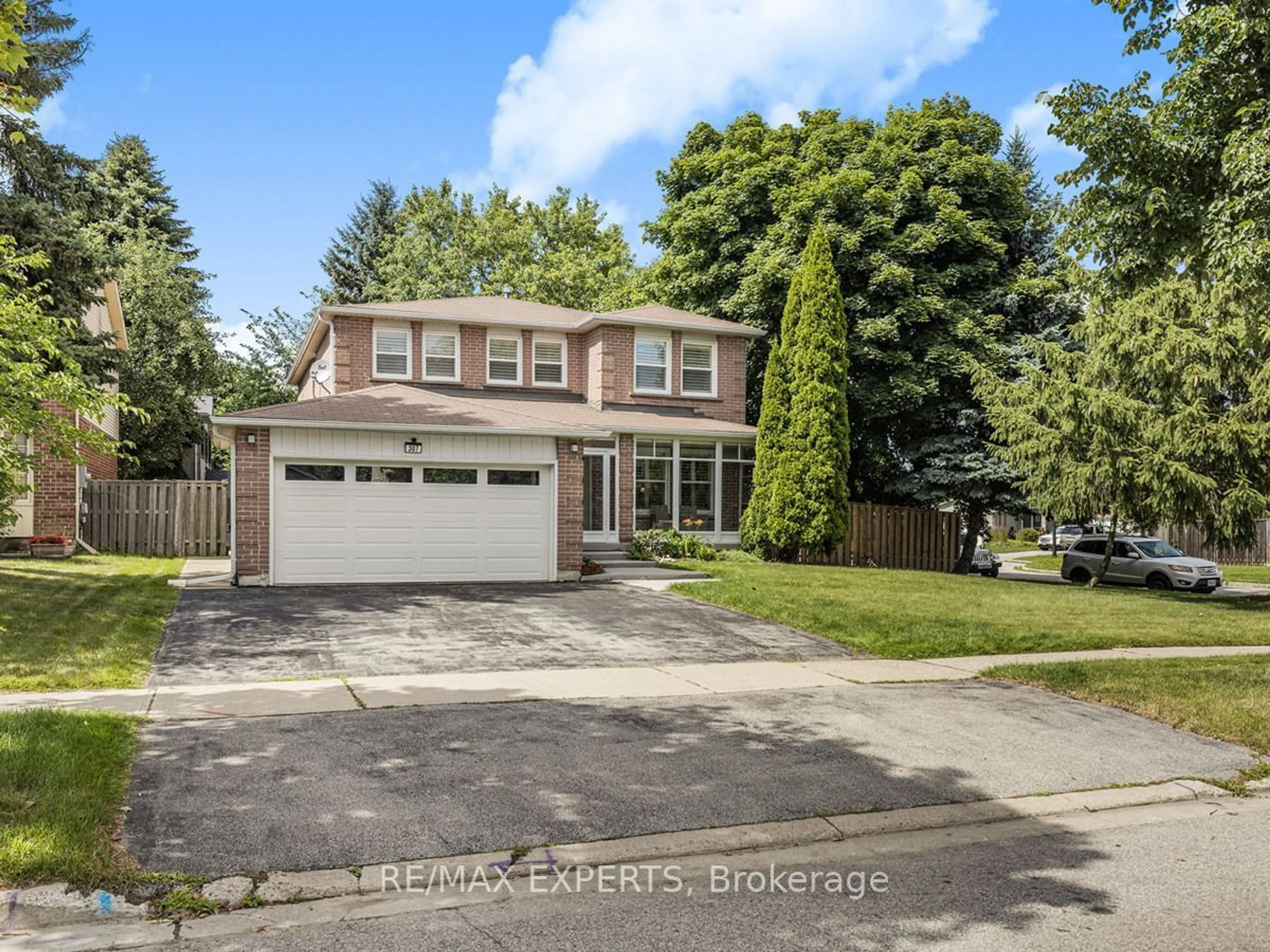 Frontside or backside of a home for 307 Bristol Rd, Newmarket Ontario L3Y 7Z5