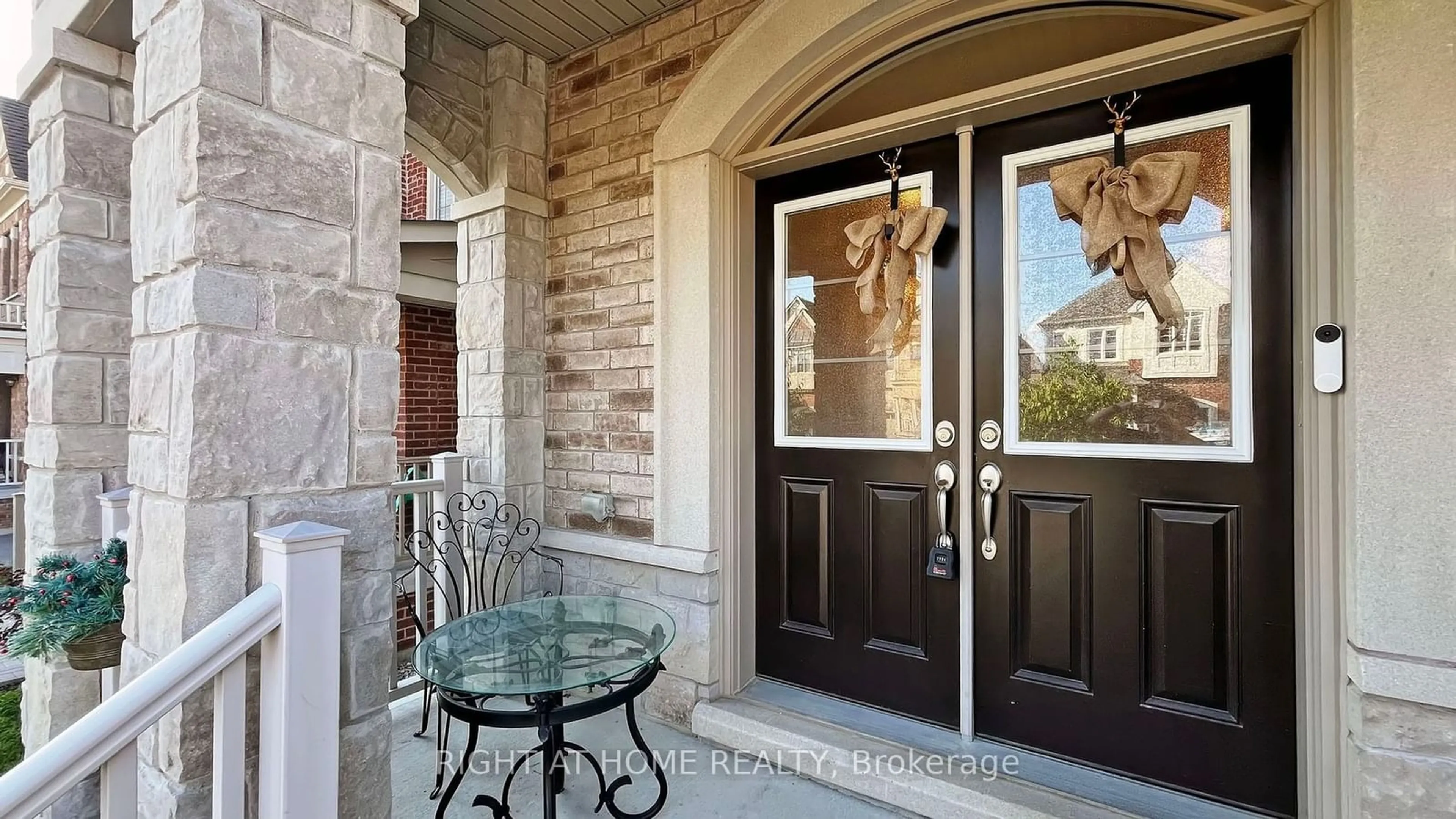 Indoor entryway for 20 Festival Crt, East Gwillimbury Ontario L9N 0N8