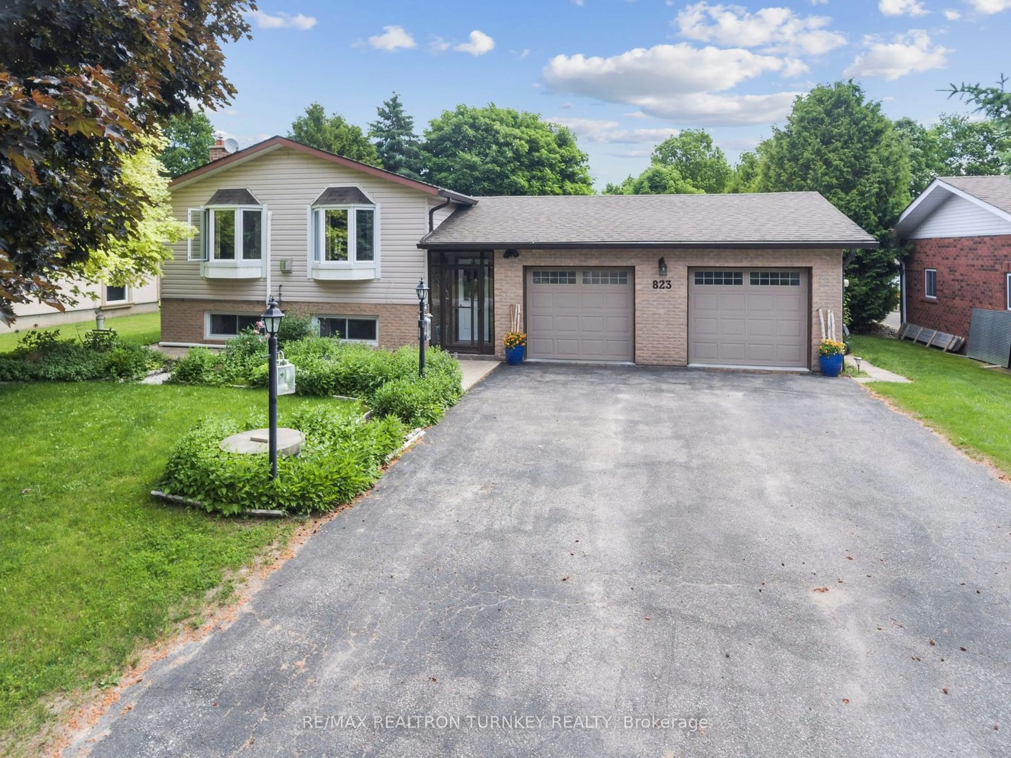 Frontside or backside of a home for 823 Church Dr, Innisfil Ontario L0L 1W0