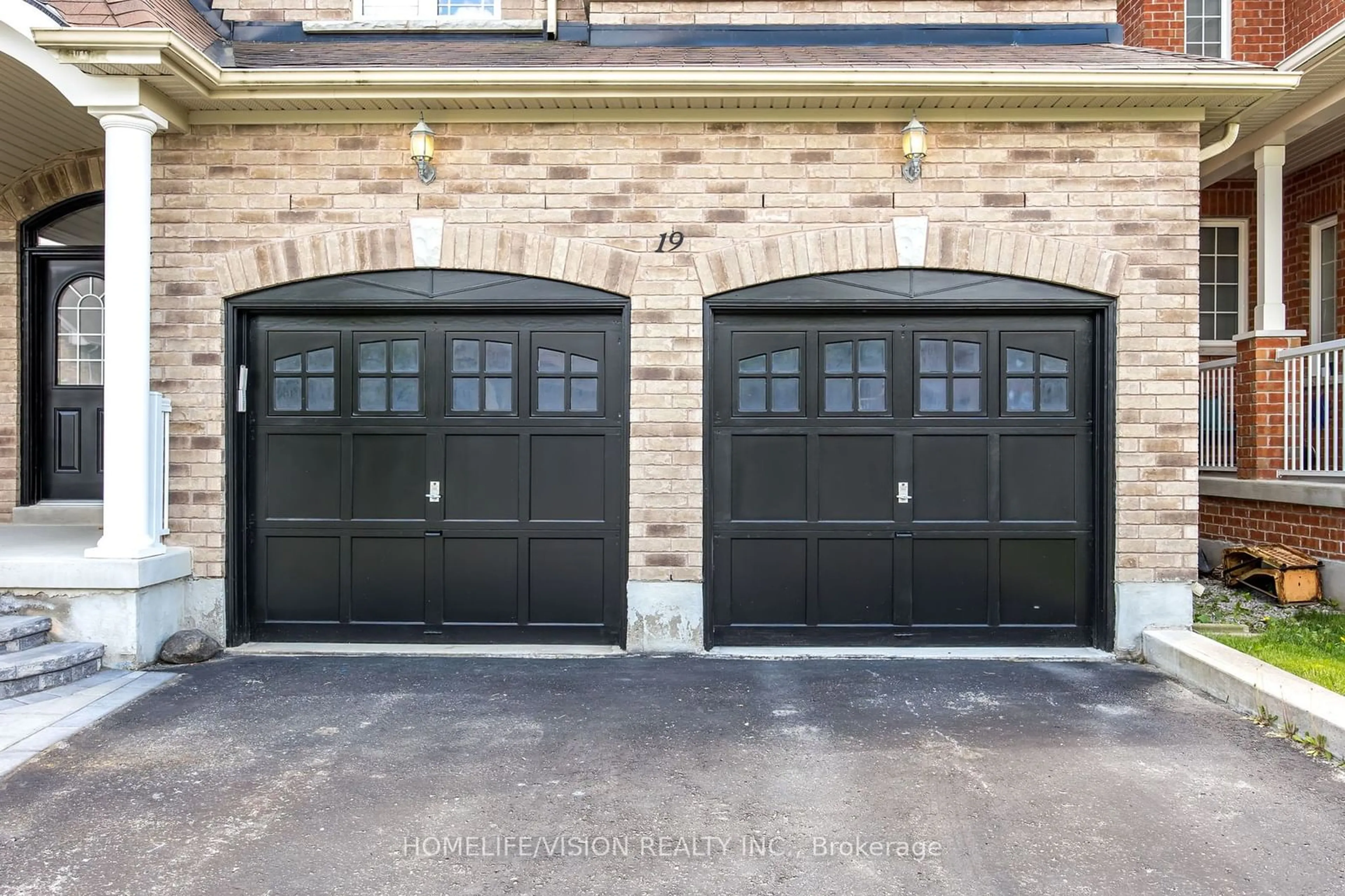 Indoor garage for 19 Grey Wing Ave, Georgina Ontario L4P 0E8