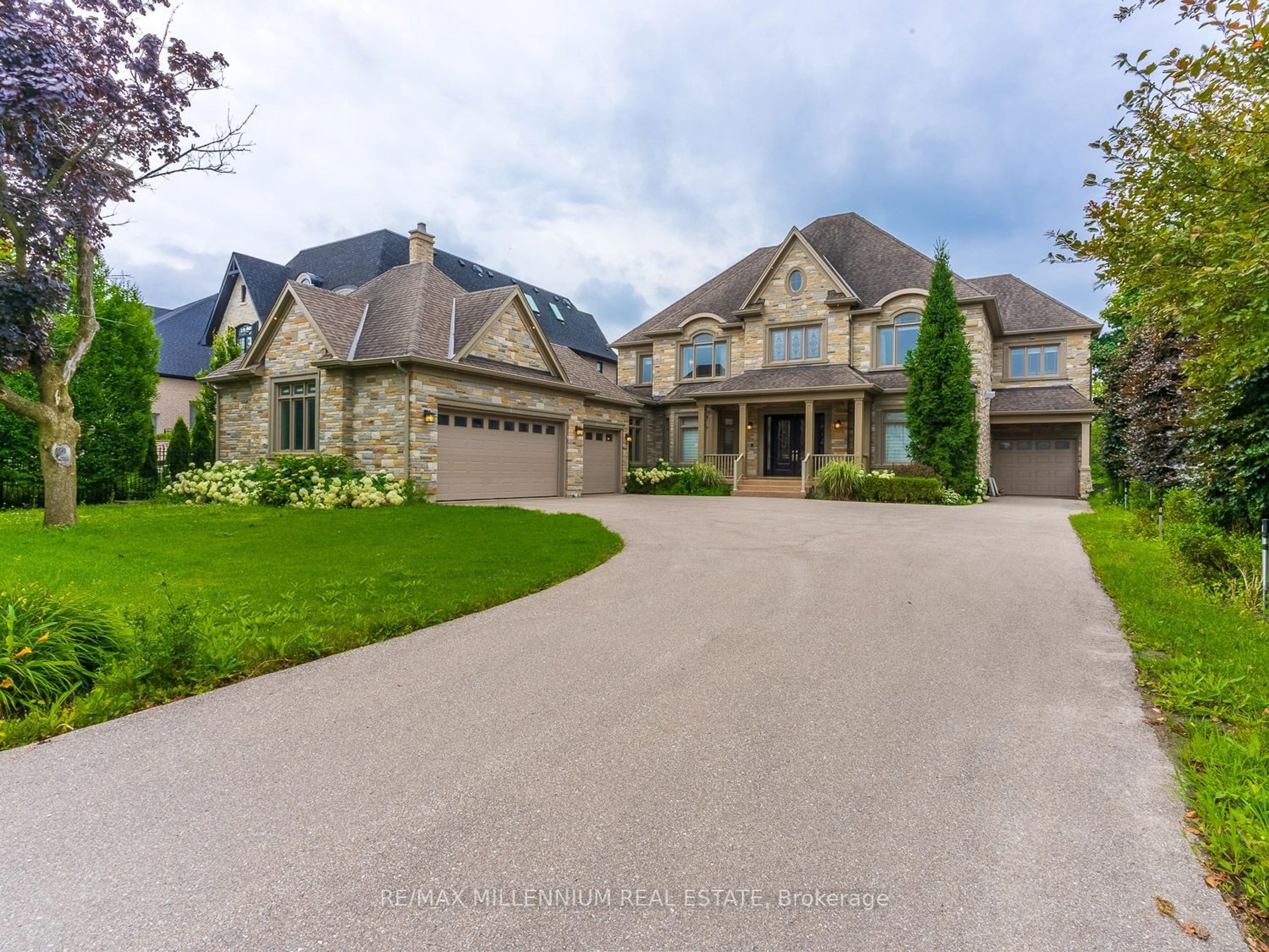 Frontside or backside of a home for 33 Maple Grove Ave, Richmond Hill Ontario L4E 2V1